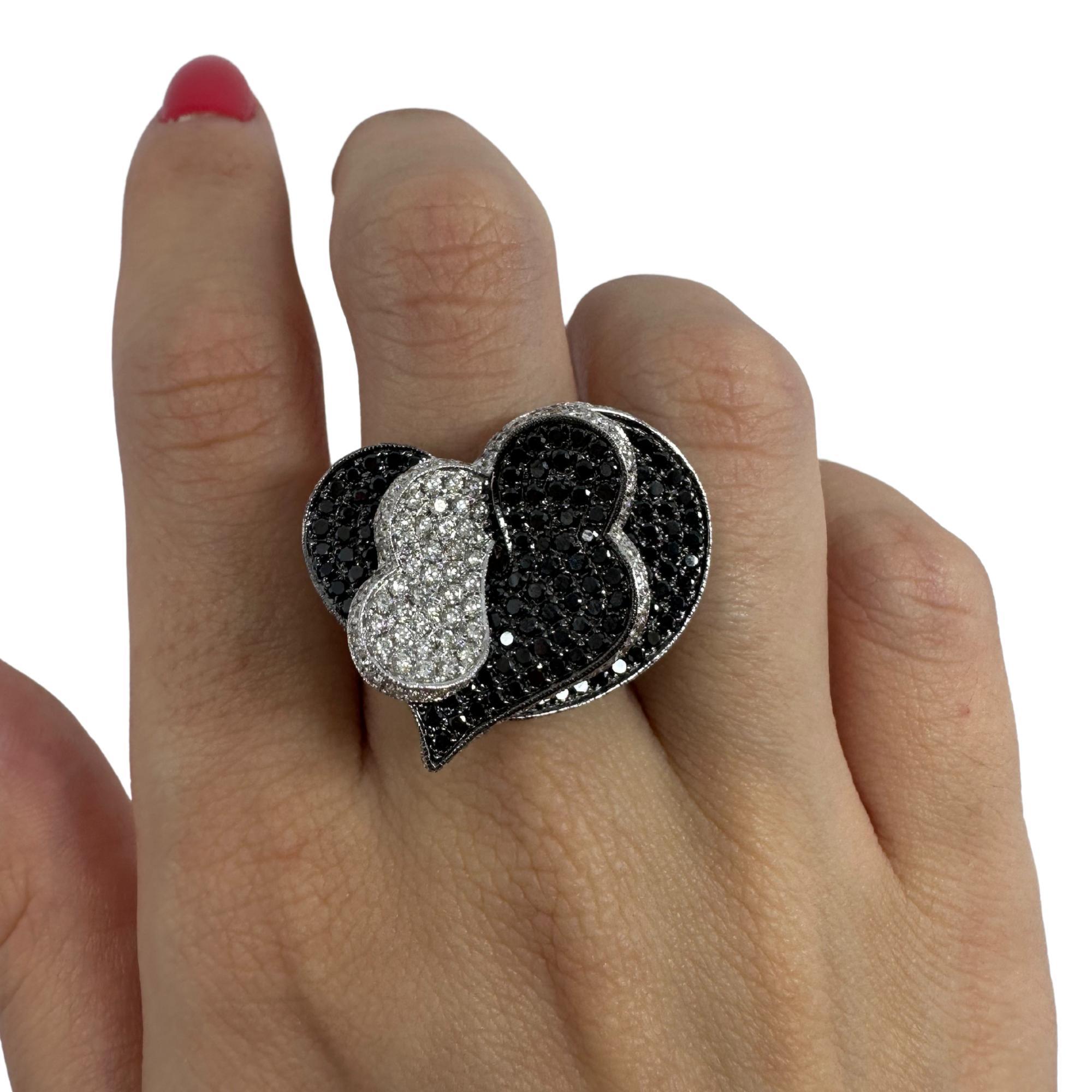 Anello da cocktail con cuore di diamanti bianchi e neri in oro bianco 18 carati in vendita 3