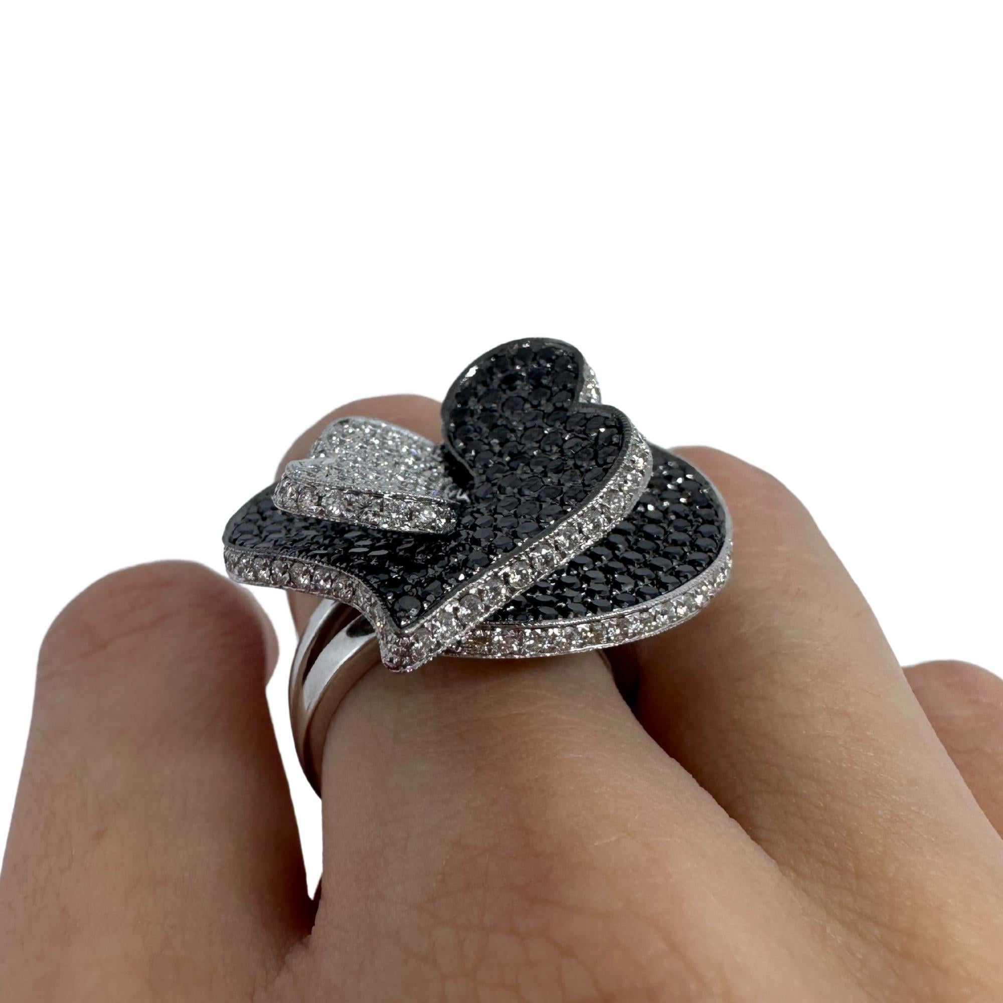 Anello da cocktail con cuore di diamanti bianchi e neri in oro bianco 18 carati in vendita 4