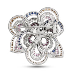 Brosche in Form einer offenen Blüte aus 18 Karat Weißgold mit weißen und braunen Diamanten sowie blauen und rosa Saphiren