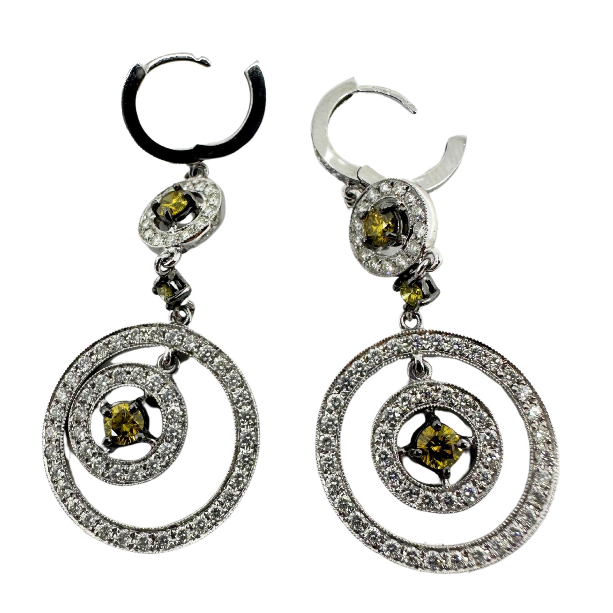 18K White Gold White and Yellow Diamond Drop Earrings In Good Condition For Sale In New York, NY