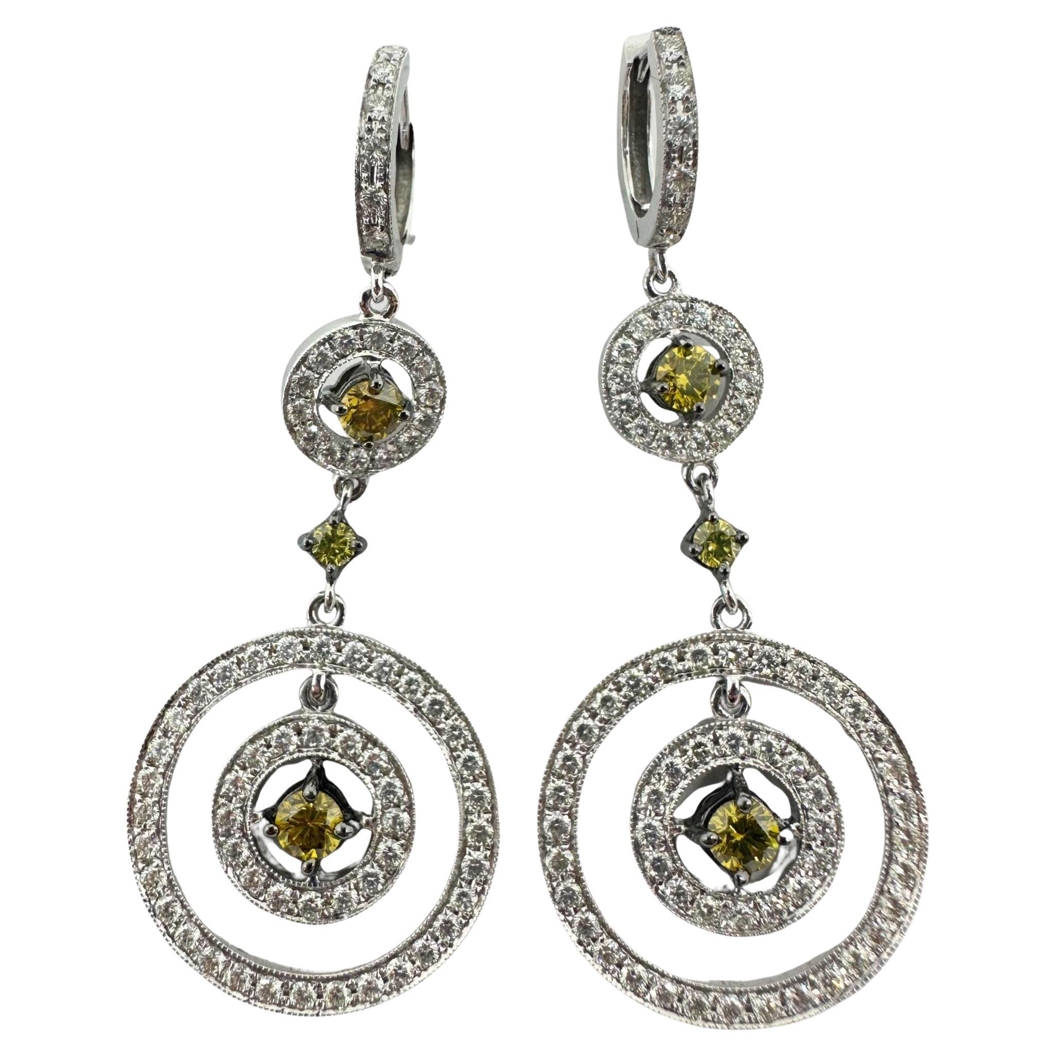 Pendientes de gota de oro blanco de 18 quilates con diamantes blancos y amarillos