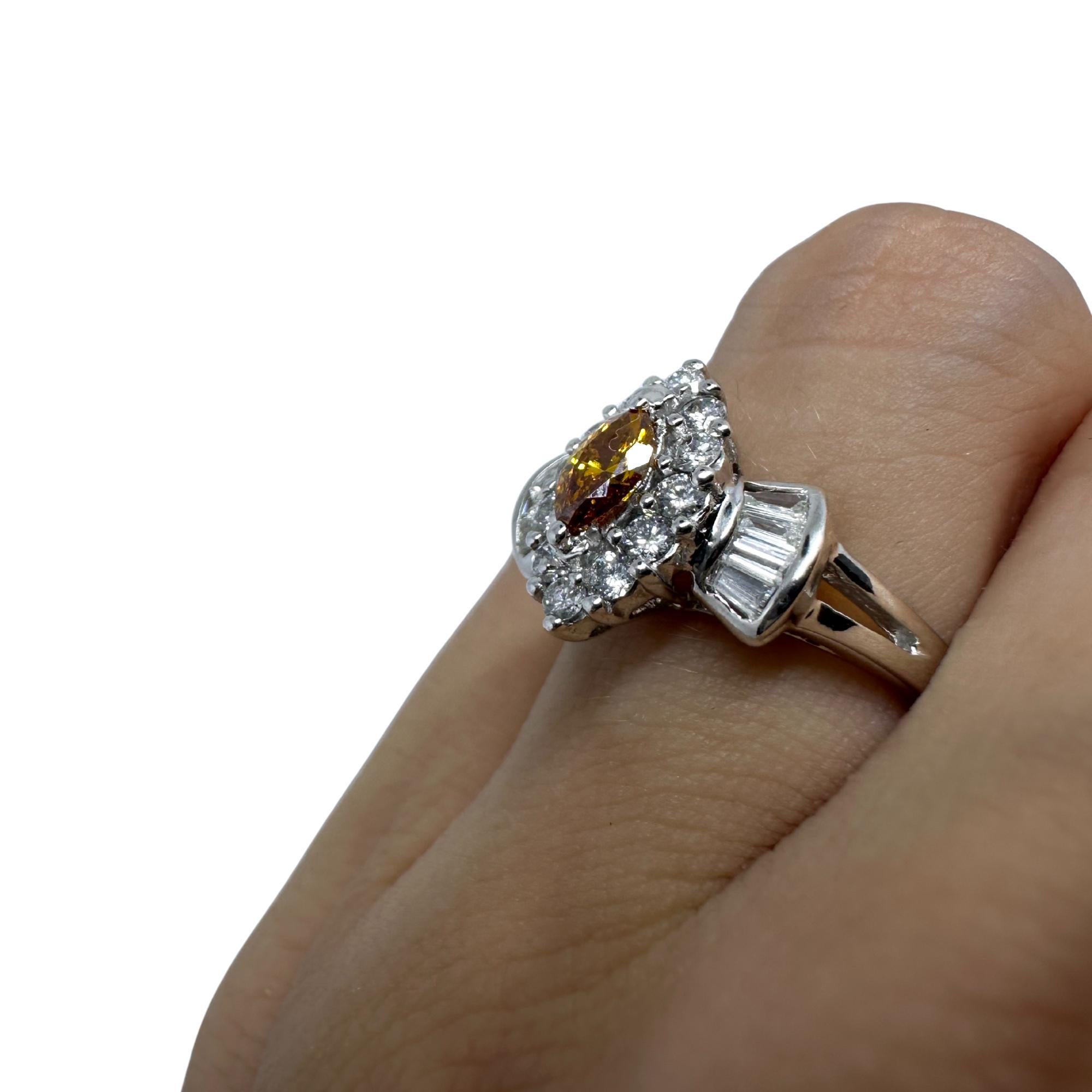 Anello Navette con diamanti bianchi e gialli in oro bianco 18 carati In condizioni buone in vendita a New York, NY