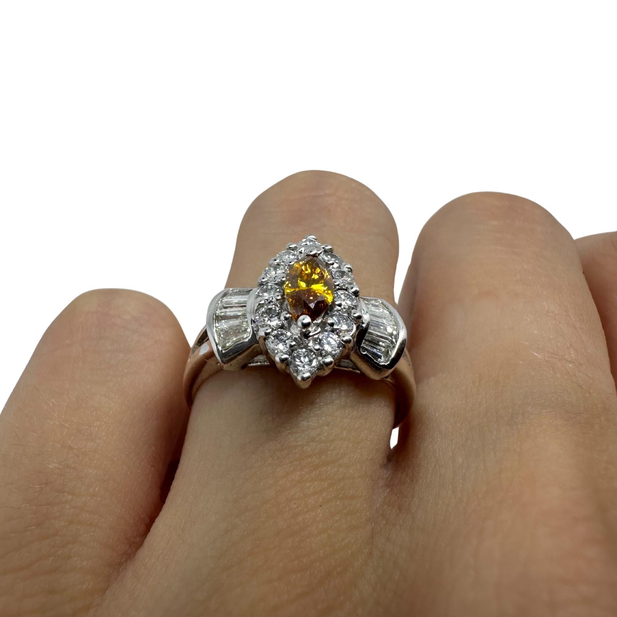 Anello Navette con diamanti bianchi e gialli in oro bianco 18 carati in vendita 1