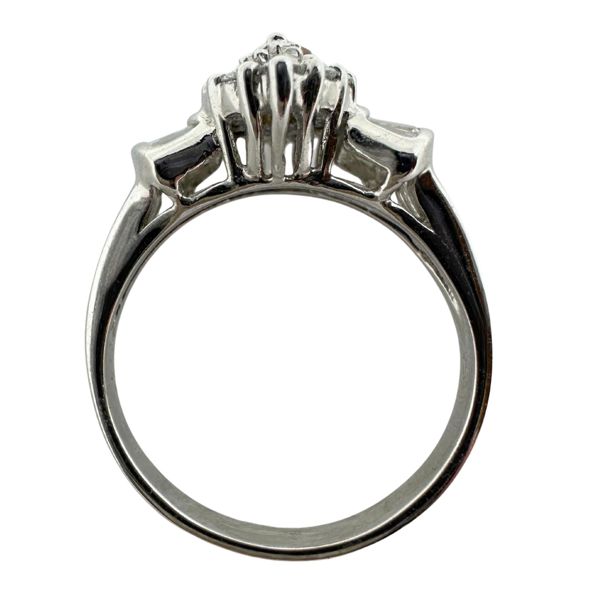 Anello Navette con diamanti bianchi e gialli in oro bianco 18 carati in vendita 2