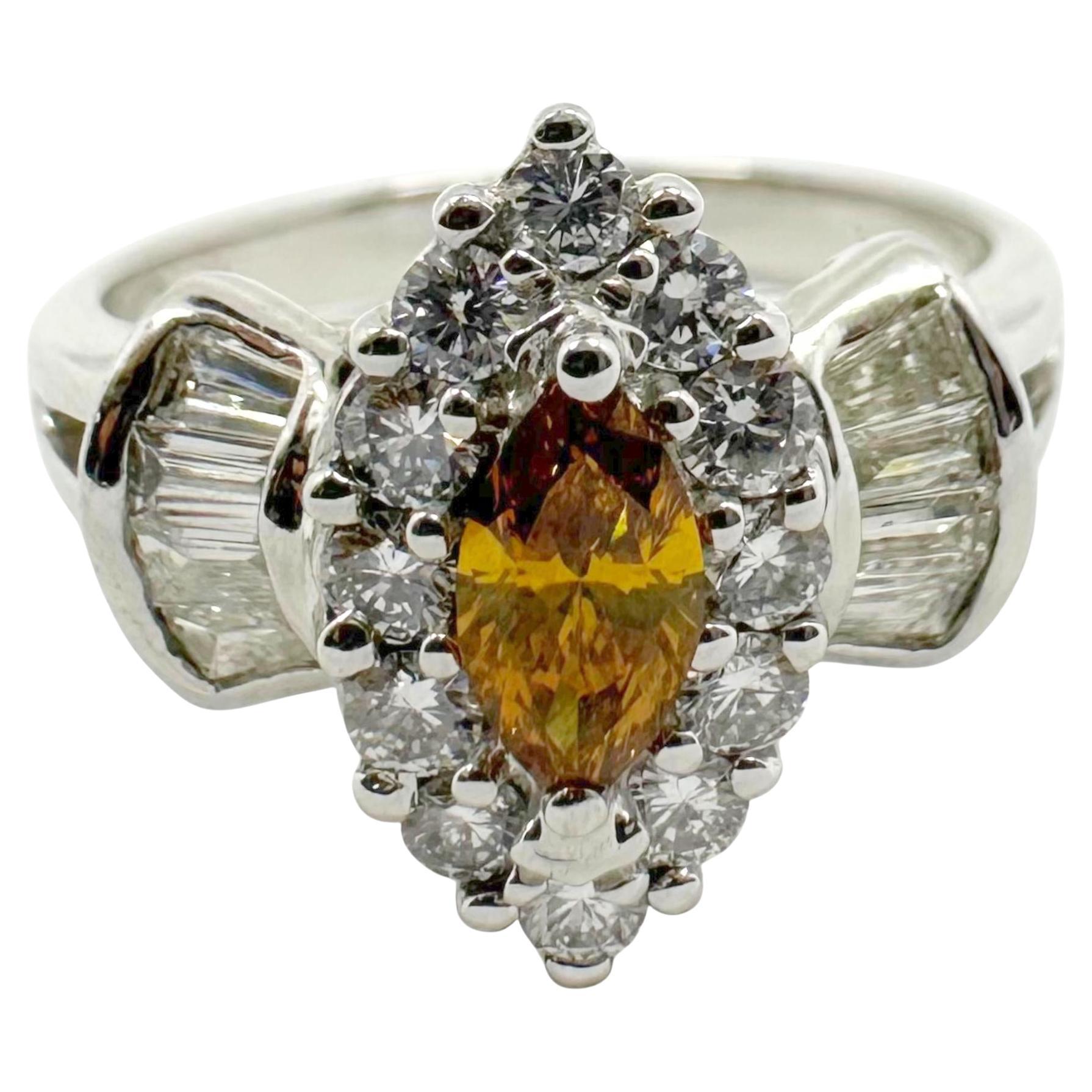 Anello Navette con diamanti bianchi e gialli in oro bianco 18 carati