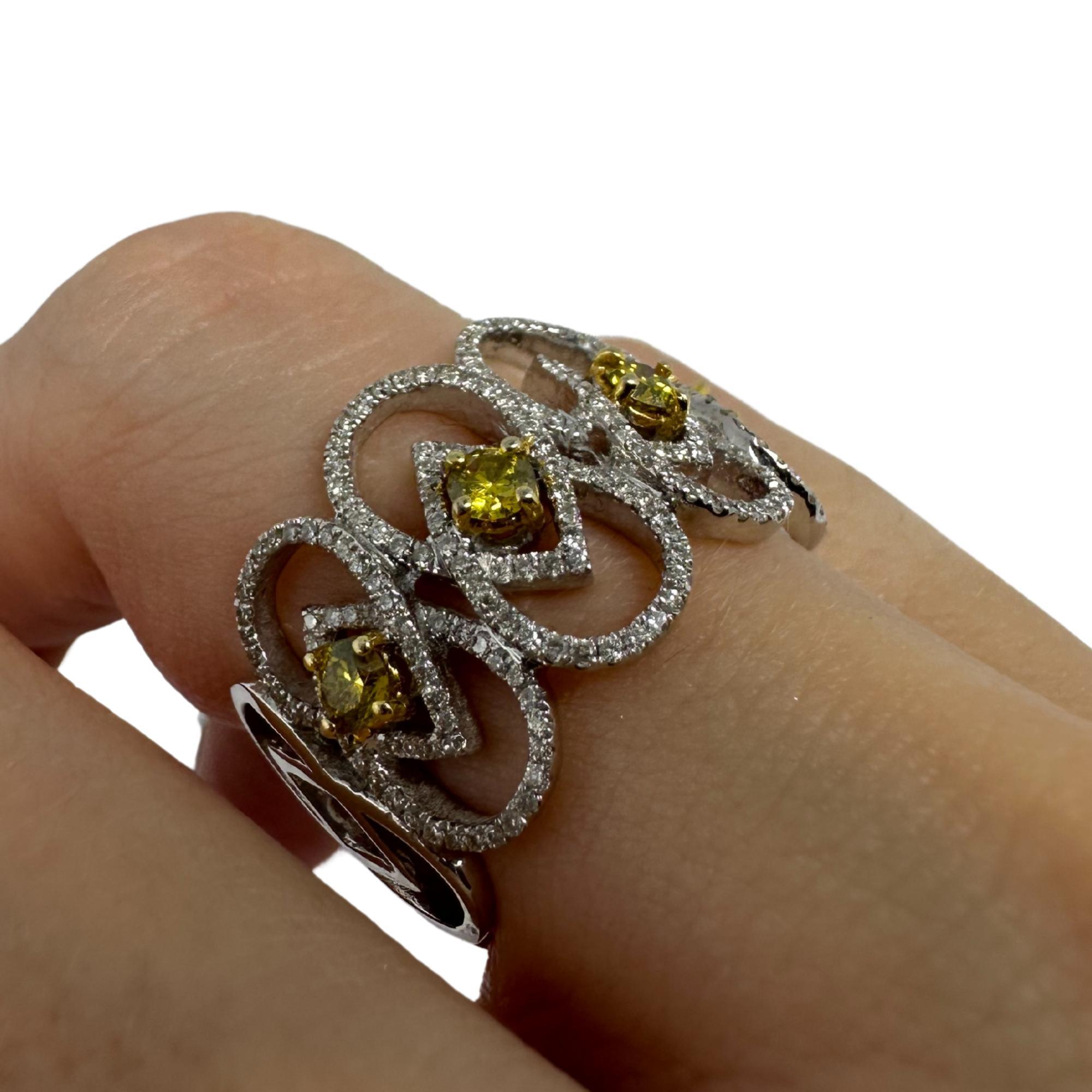 Anello a fascia larga con diamanti bianchi e gialli in oro bianco 18 carati in vendita 5