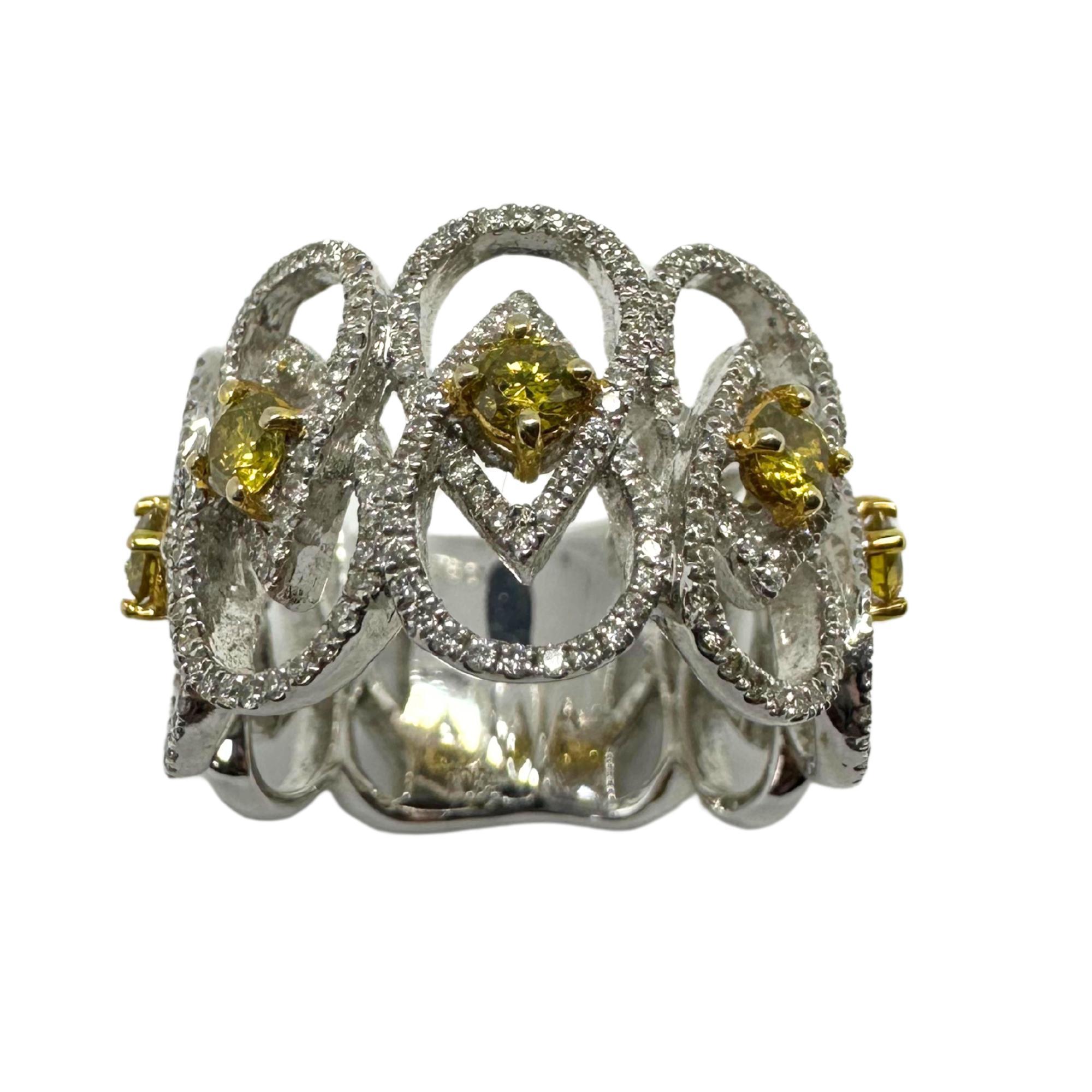Questo audace anello a fascia larga è realizzato in oro bianco 18 carati e incastonato con 0,68 carati di diamanti bianchi brillanti e 0,47 carati di diamanti gialli fantasia. Il luccichio bicolore crea un contrasto sorprendente, perfetto per