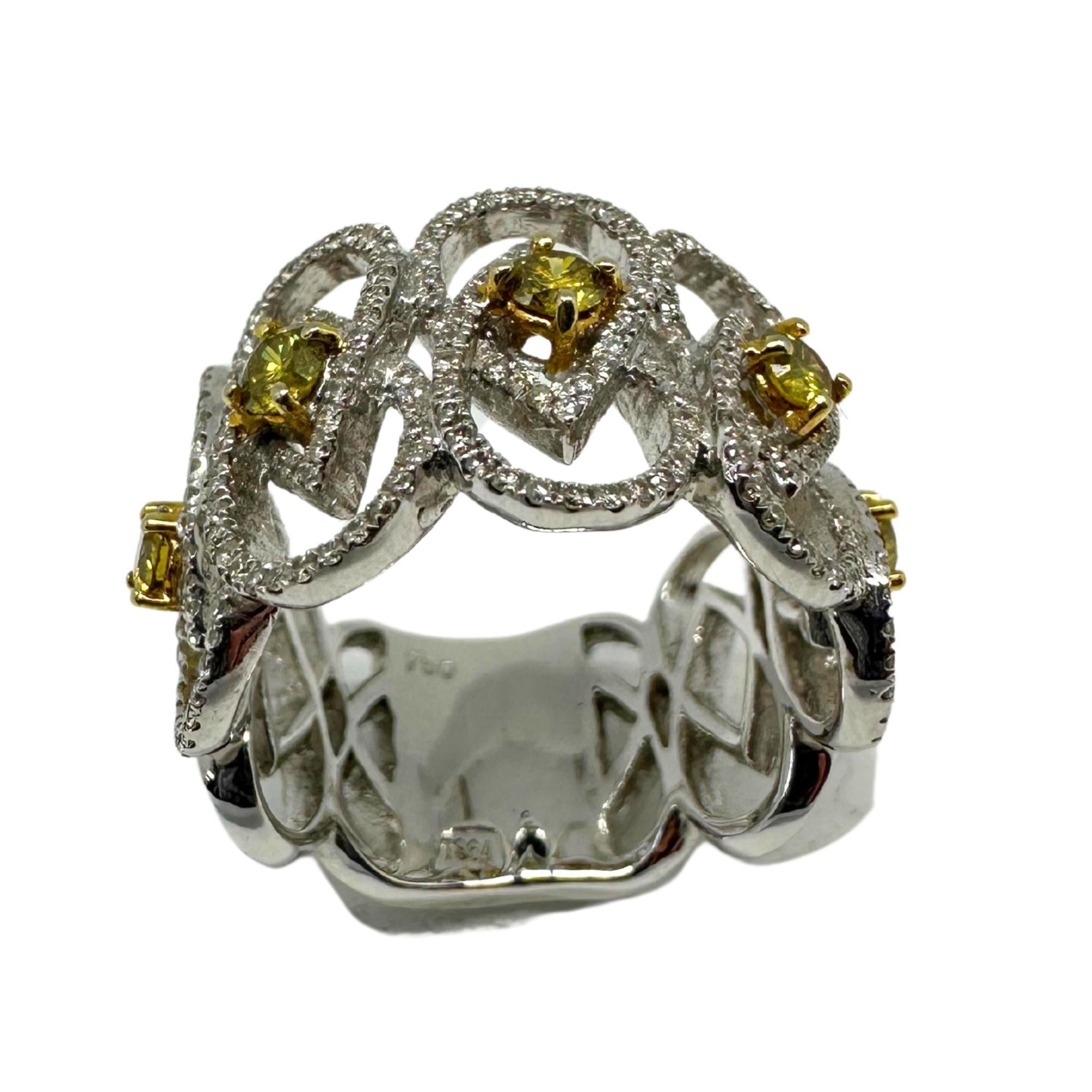 Taglio brillante Anello a fascia larga con diamanti bianchi e gialli in oro bianco 18 carati in vendita