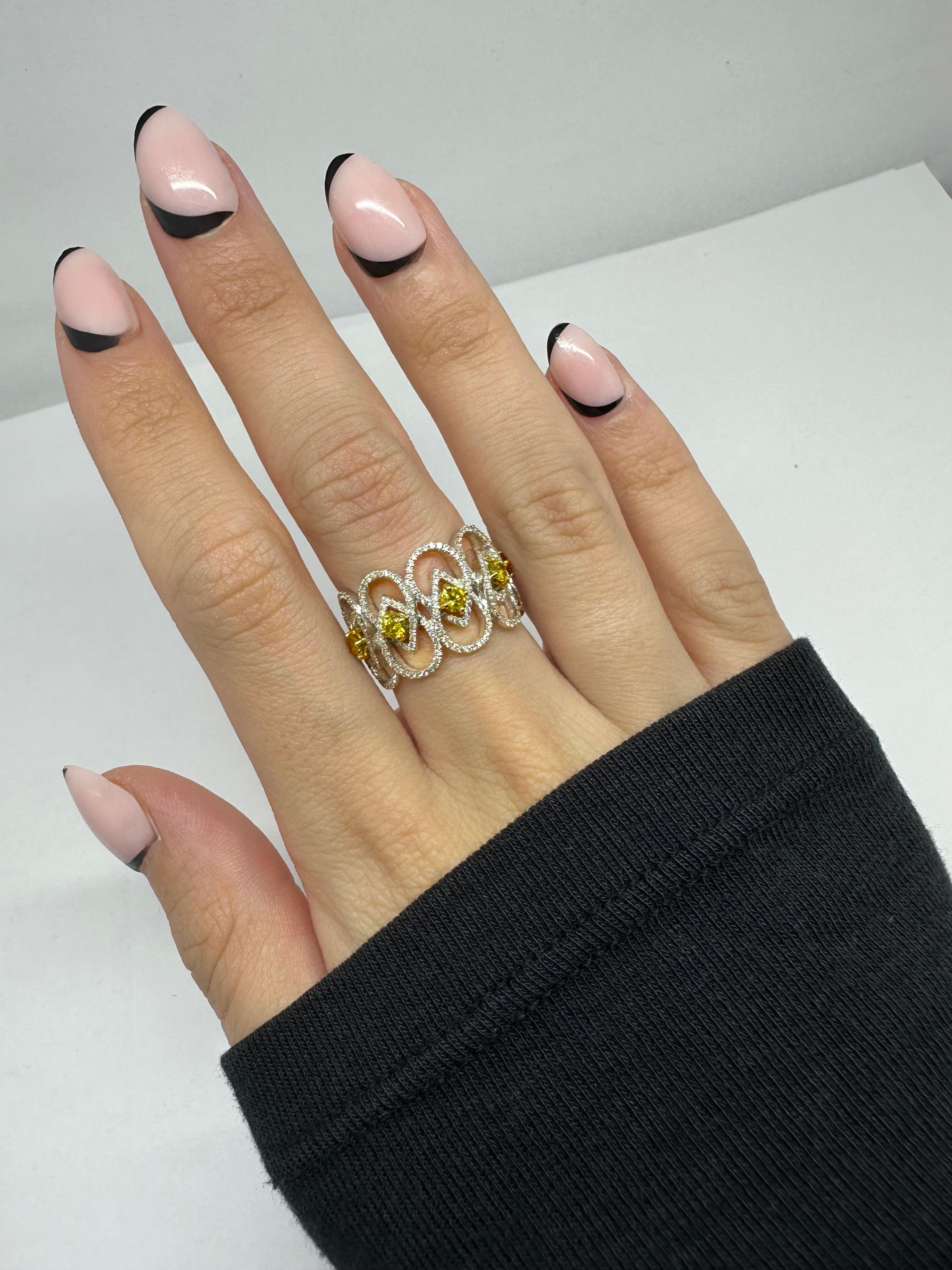 Anello a fascia larga con diamanti bianchi e gialli in oro bianco 18 carati In condizioni buone in vendita a New York, NY