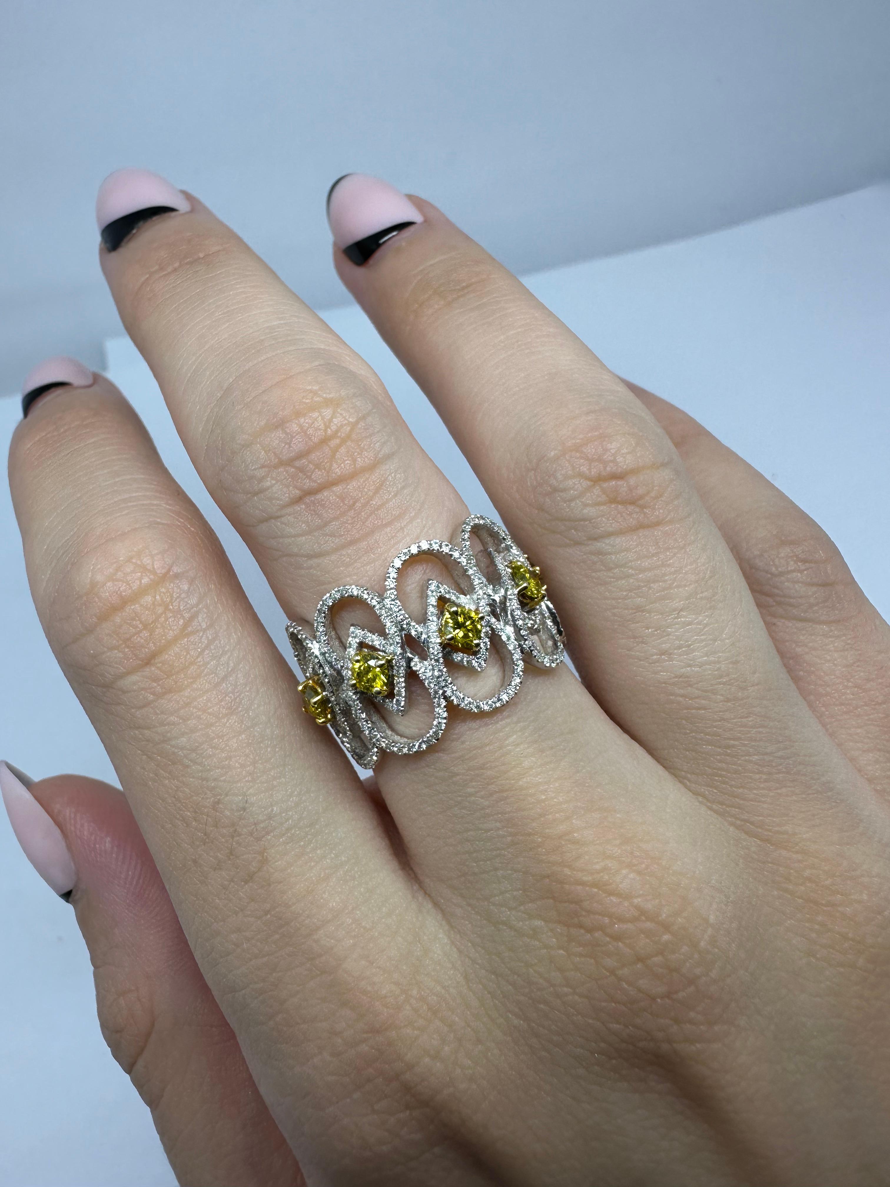 Donna Anello a fascia larga con diamanti bianchi e gialli in oro bianco 18 carati in vendita