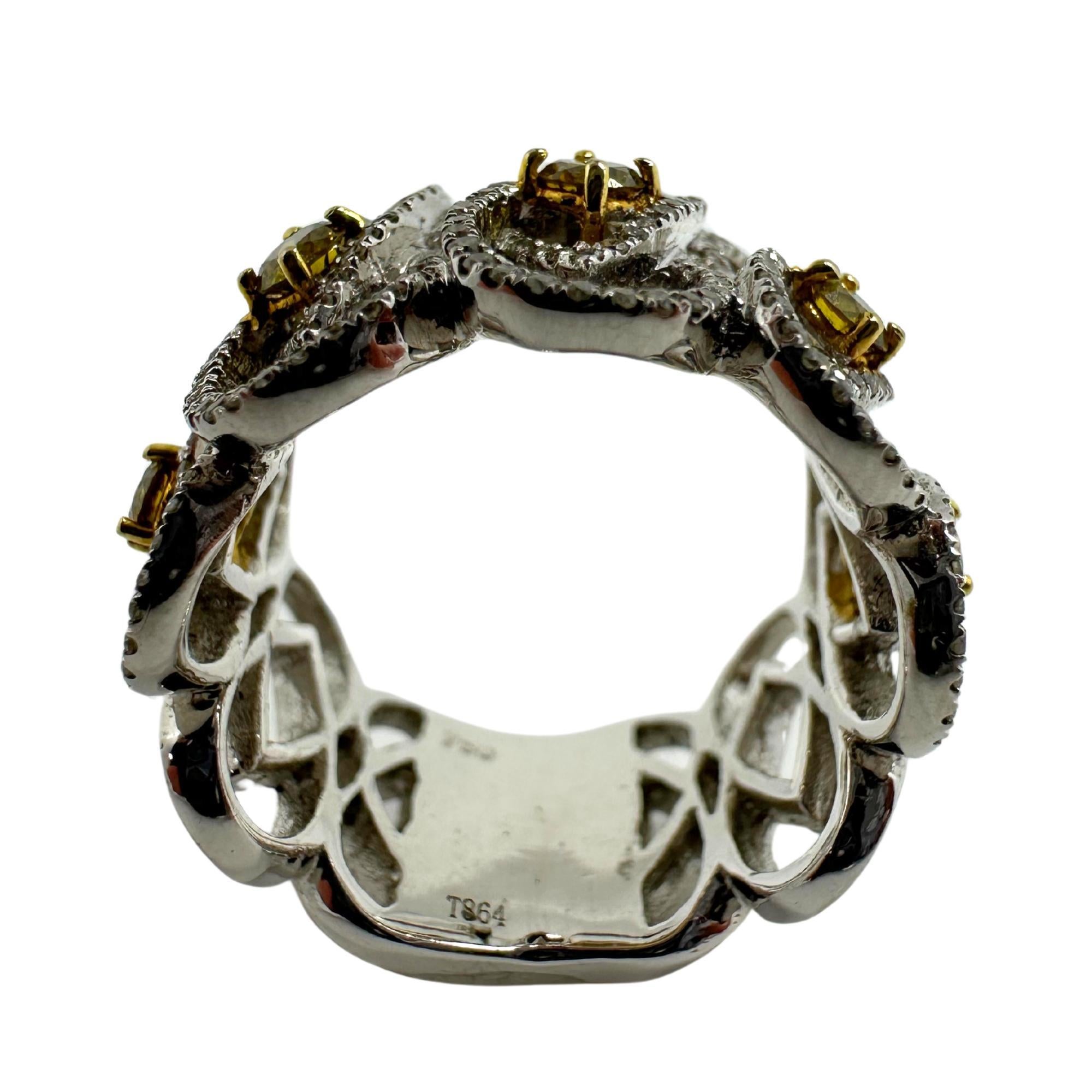 Anello a fascia larga con diamanti bianchi e gialli in oro bianco 18 carati in vendita 1