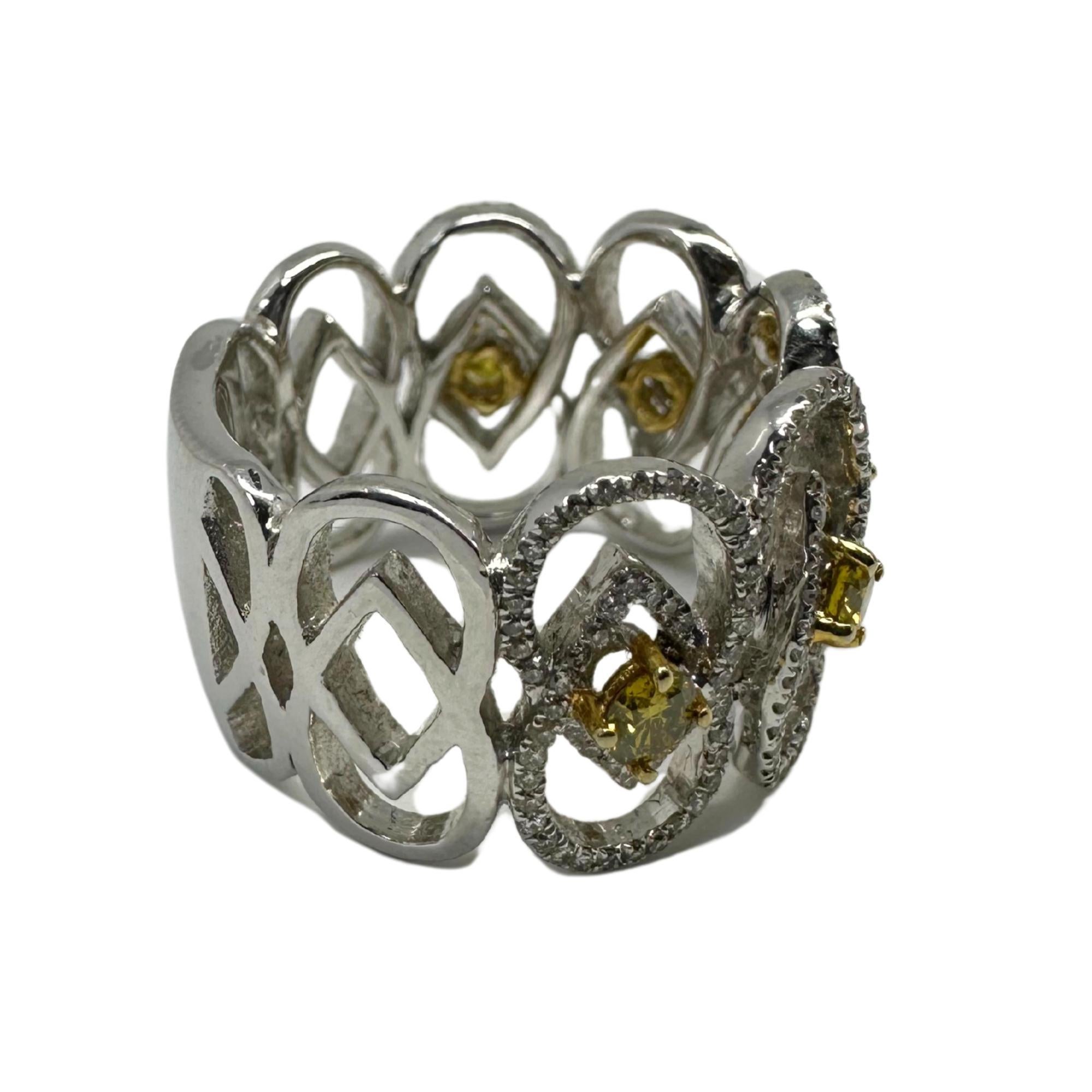 Anello a fascia larga con diamanti bianchi e gialli in oro bianco 18 carati in vendita 2