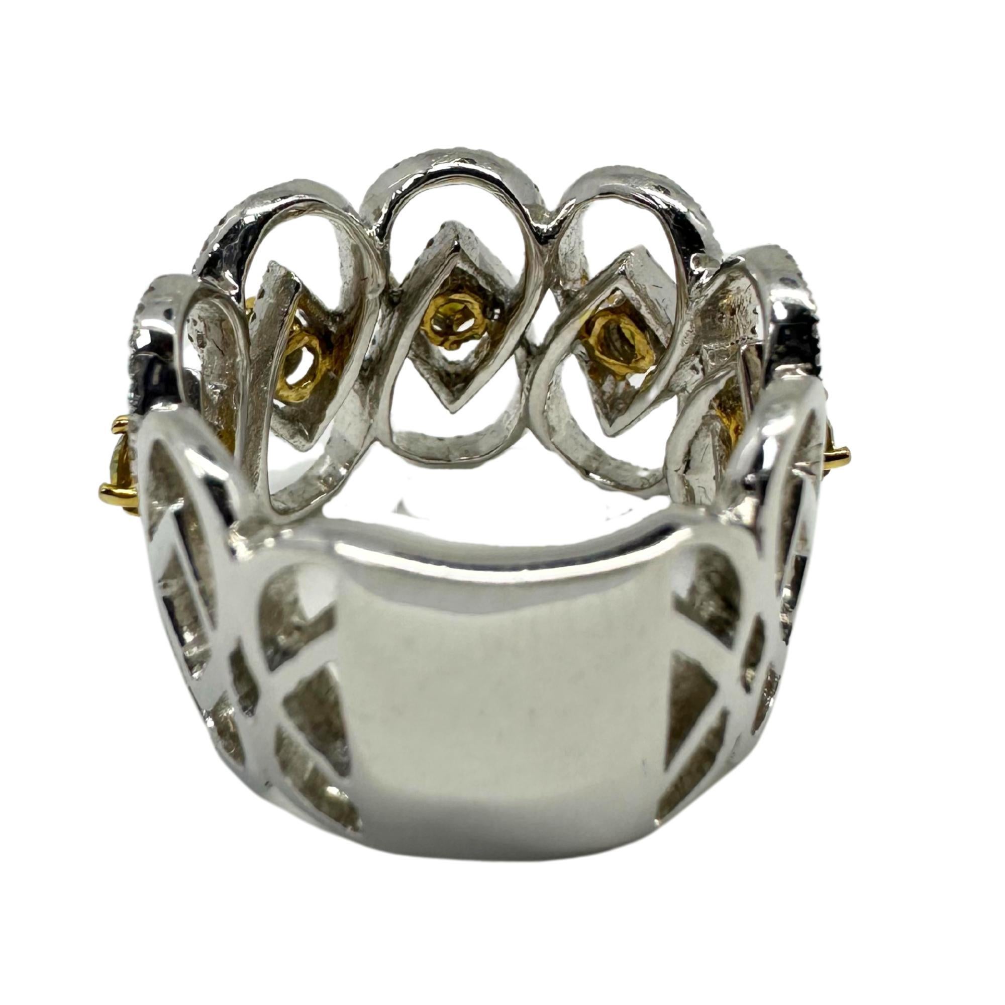 Anello a fascia larga con diamanti bianchi e gialli in oro bianco 18 carati in vendita 3