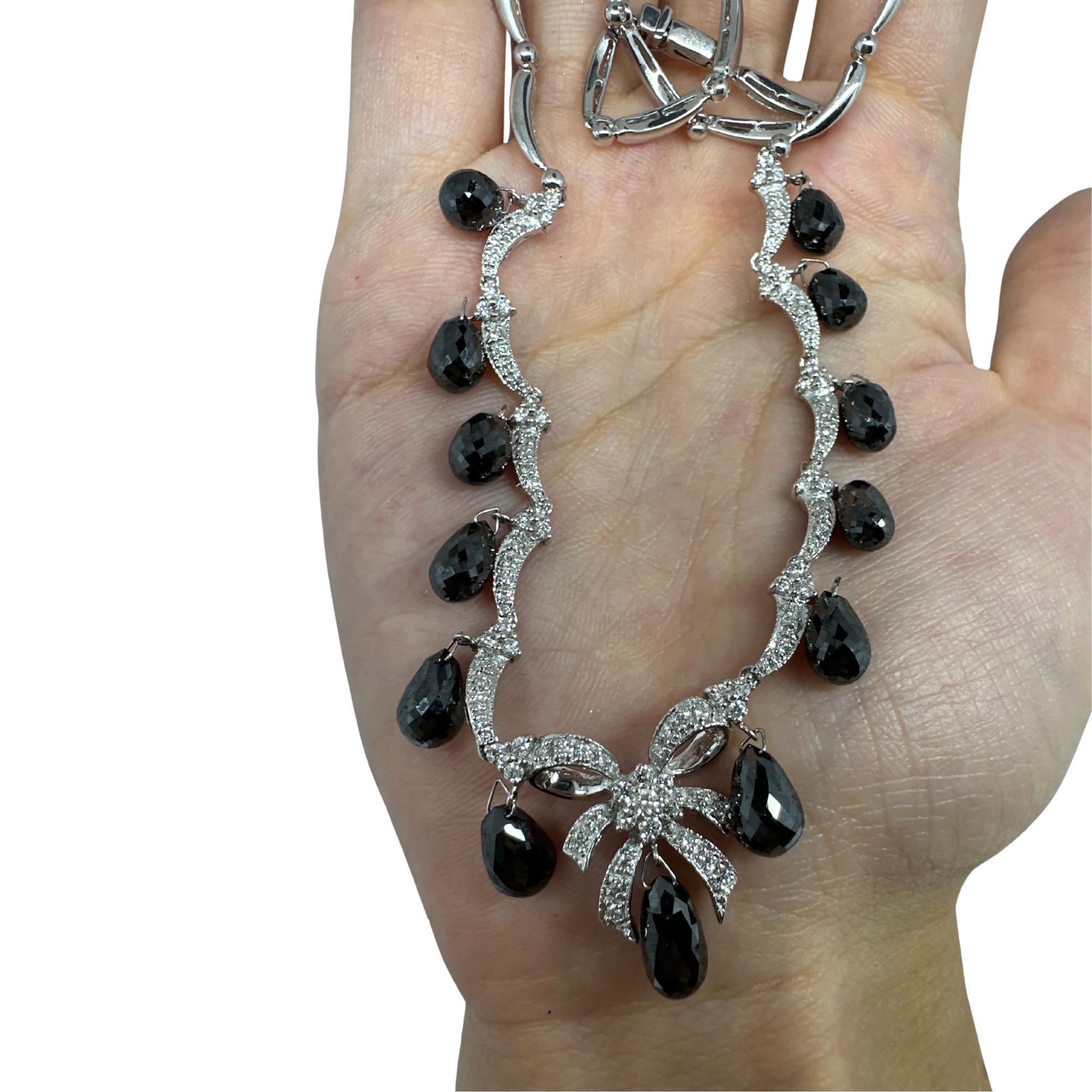 18K Weißgold Weißer Diamant und Briolette Schwarzer Diamant Schleife Halskette im Angebot 4