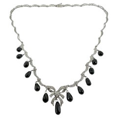 18K Weißgold Weißer Diamant und Briolette Schwarzer Diamant Schleife Halskette