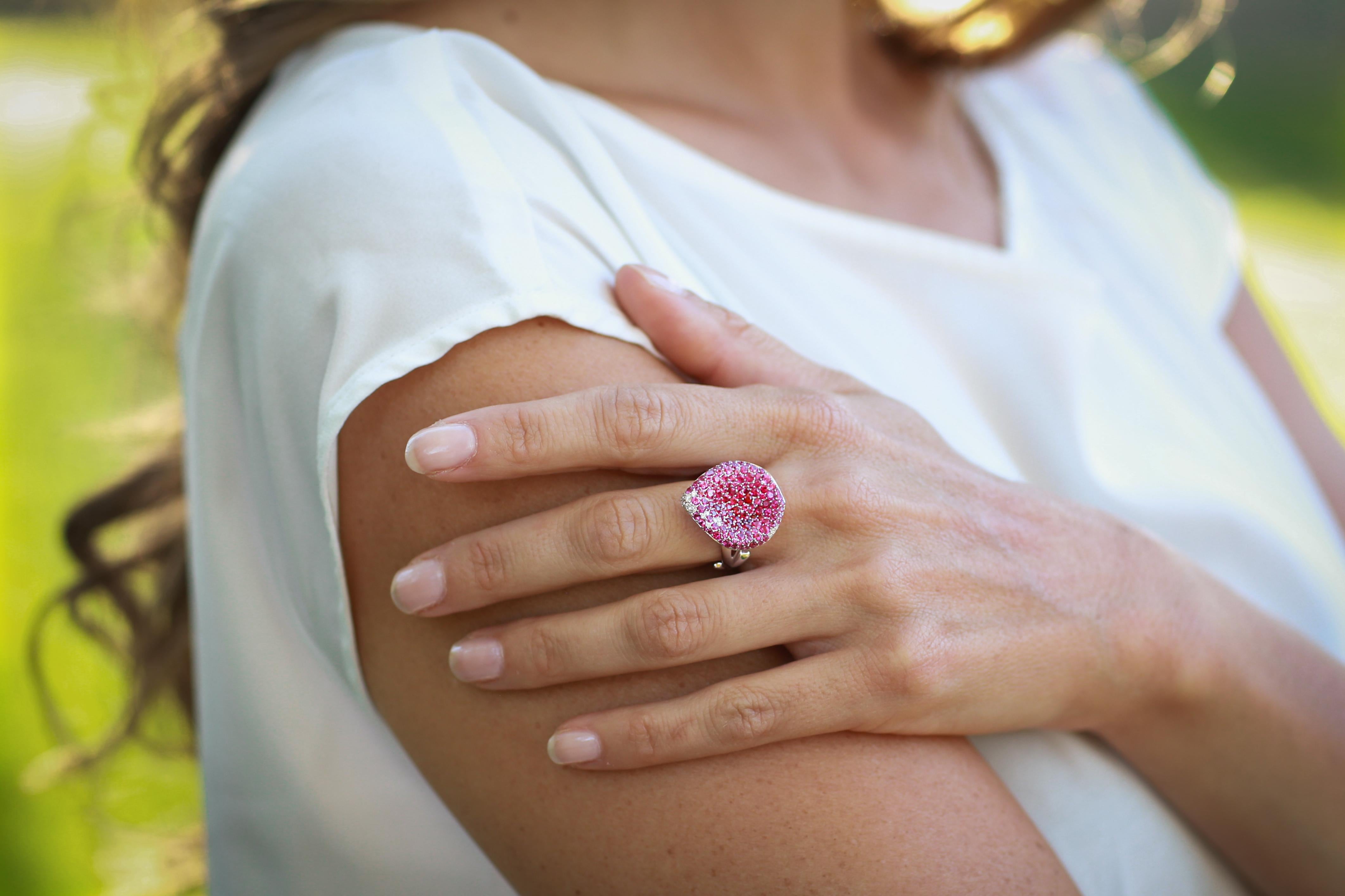 Questo anello della nostra collezione Foglio di Rosa è realizzato a mano in oro bianco con diamanti bianchi e rubini.

Anello realizzato a mano in oro bianco con rubini e diamanti bianchi  

Pavimentazione: Rubini 2,88ct.; Diamanti bianchi