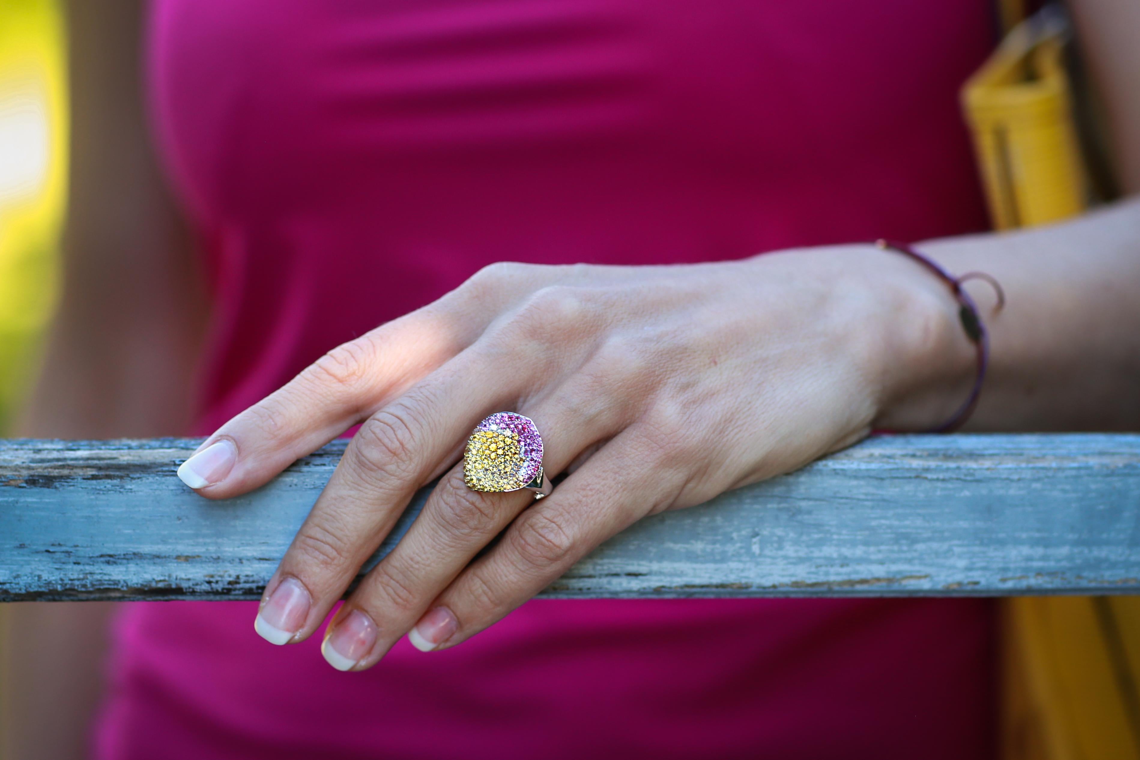 Donna Anello in oro bianco 18 carati con diamanti bianchi e rubini in vendita