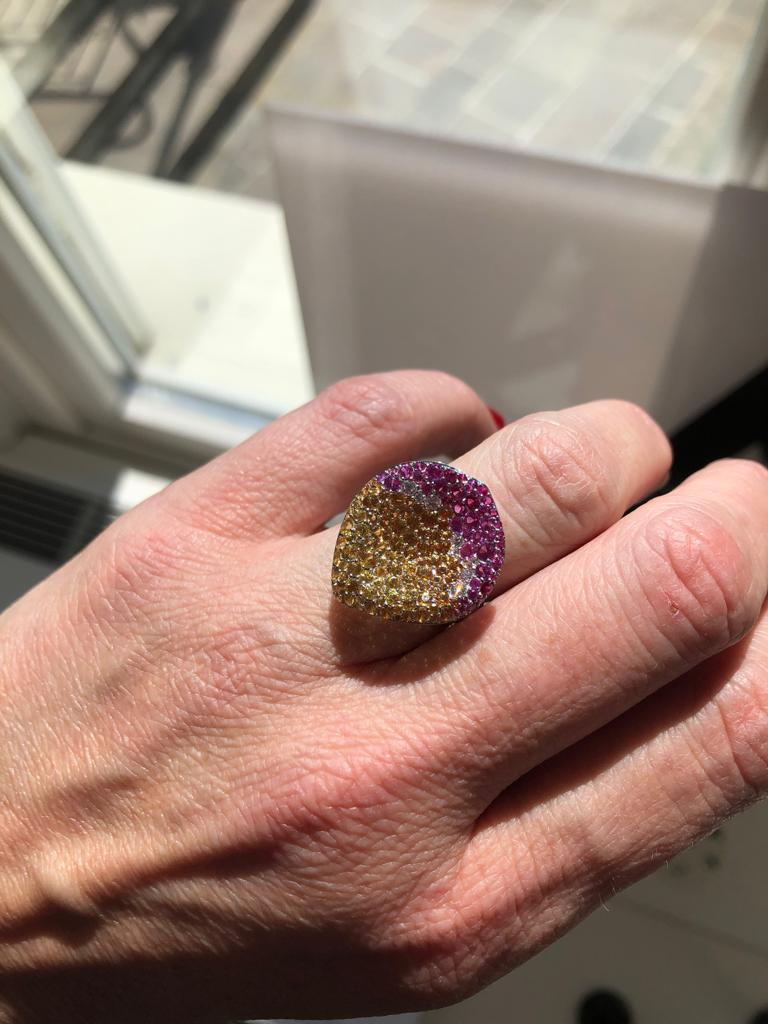 Anello in oro bianco 18 carati con diamanti bianchi e rubini in vendita 1