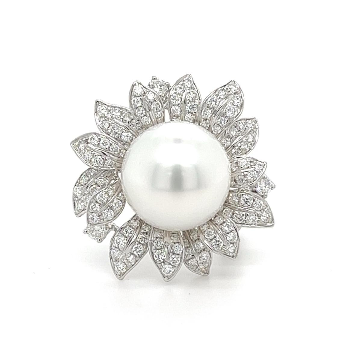 18K White Gold White Pearl Ring with Diamonds In New Condition For Sale In Hong Kong, HK