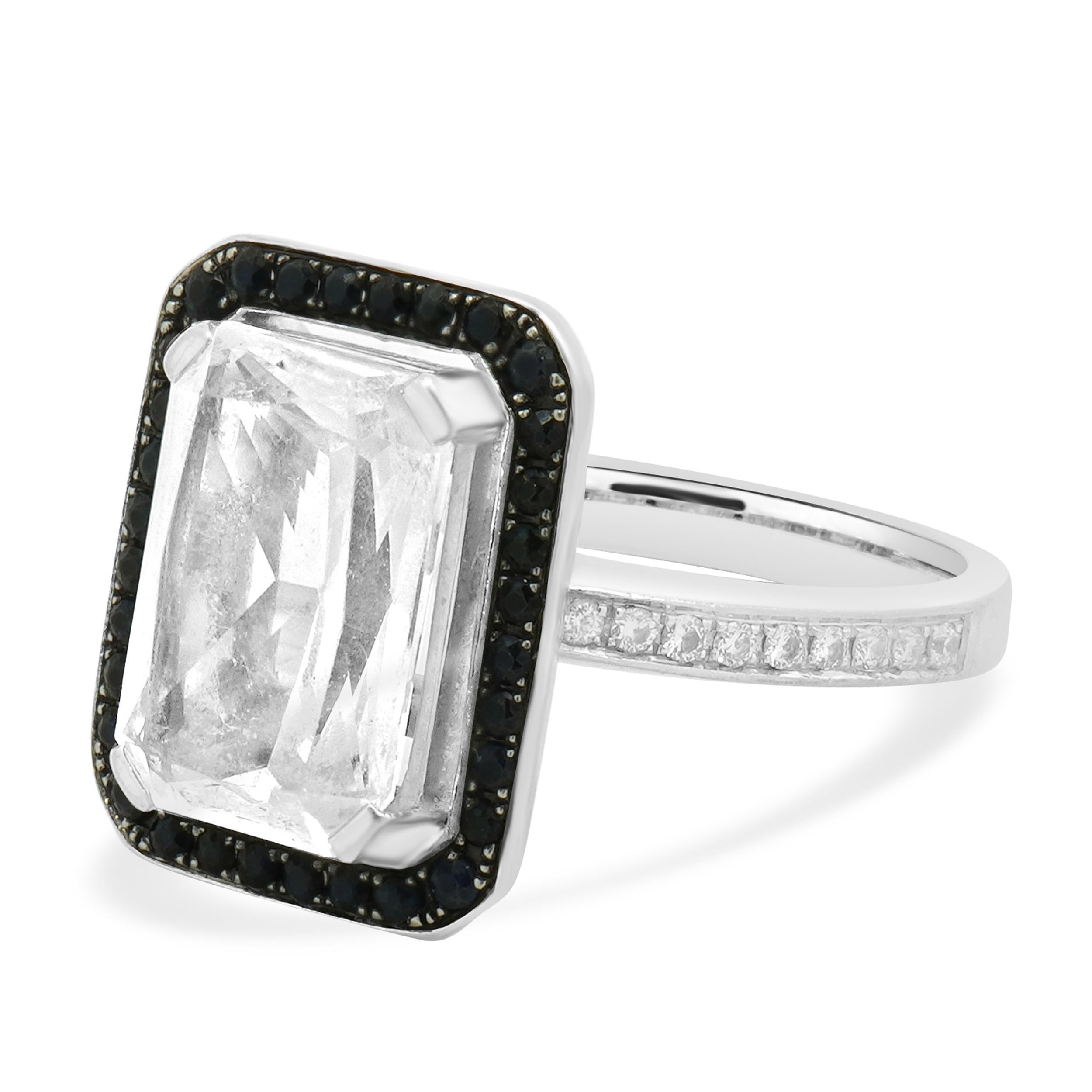 Designer: personalizzato
Materiale: oro bianco 18 carati
Diamante: 18 tagli rotondi = 0,07cttw
Colore: H
Chiarezza: SI1
Topazio bianco: 1 taglio smeraldo = 4,30ct
Zaffiro: 32 tagli rotondi = 0,32cttw
Dimensioni: la parte superiore dell'anello misura