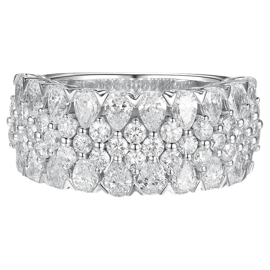 Este anillo con banda de diamantes presenta 2,02 quilates de diamantes en forma de pera, cada uno de los cuales pesa aproximadamente 0,10 quilates. Los diamantes redondos pesan 0,84 quilates y cada uno pesa alrededor de 0,03 quilates. La banda está