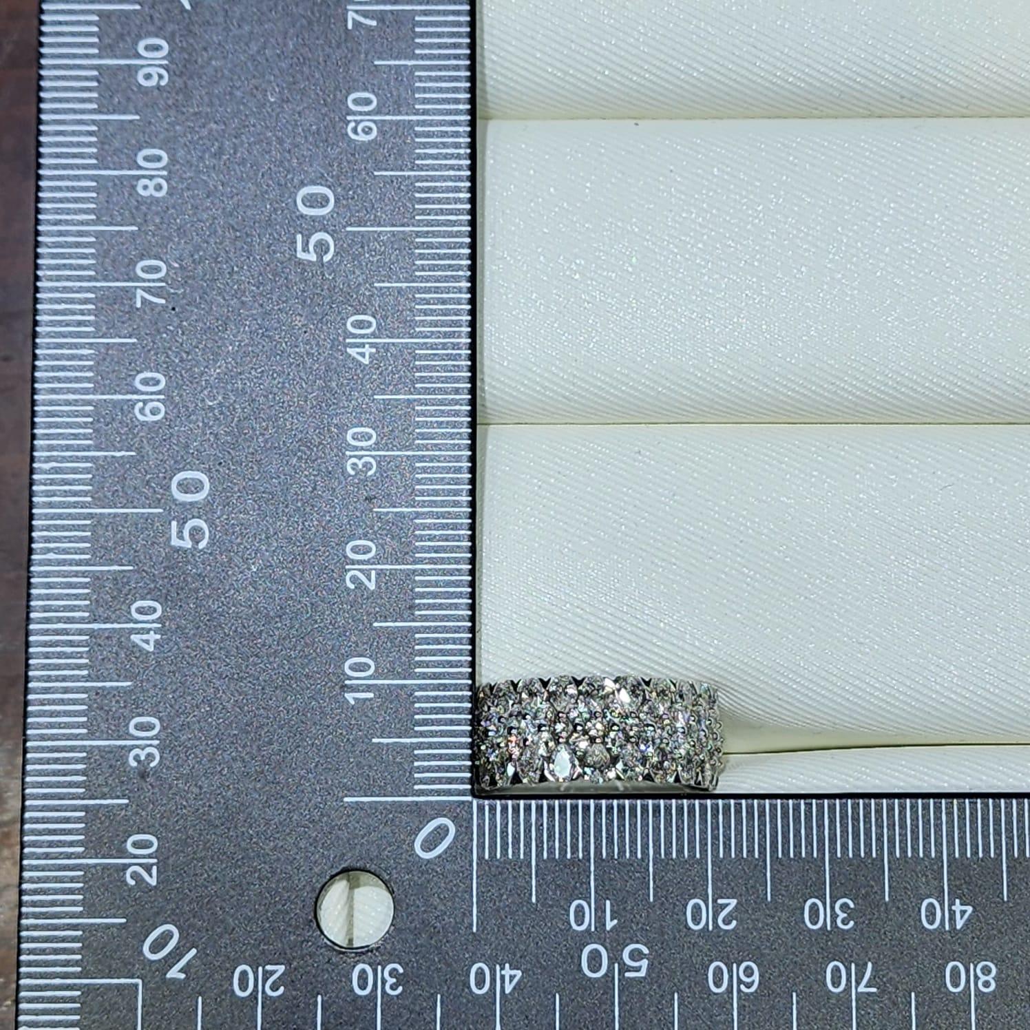 Anillo de oro blanco de 18 quilates con diamantes en forma de pera en venta 2