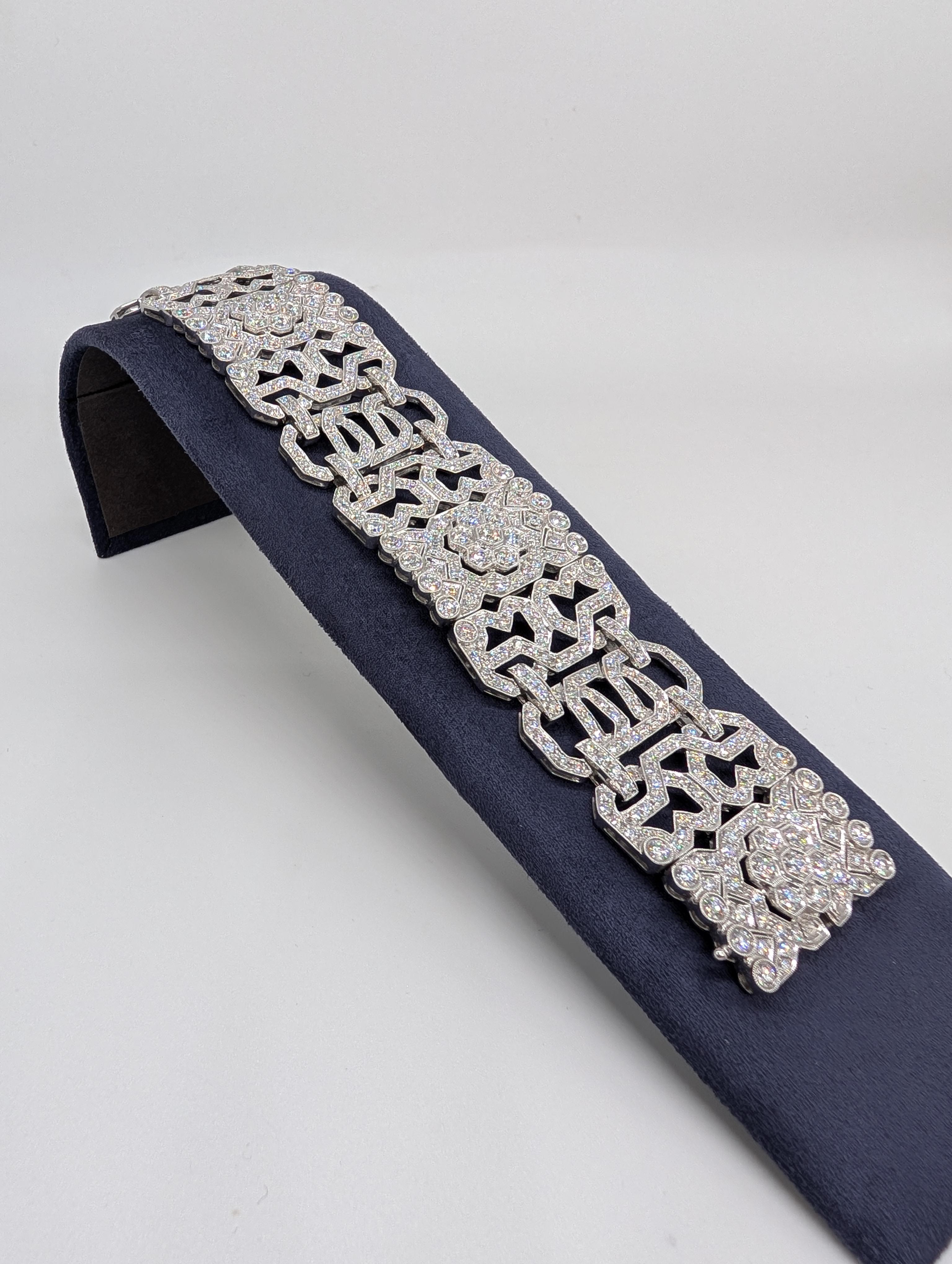 Taglio rotondo Bracciale largo in oro bianco 18K con diamanti taglio rotondo per un totale di 14,20 carati in vendita