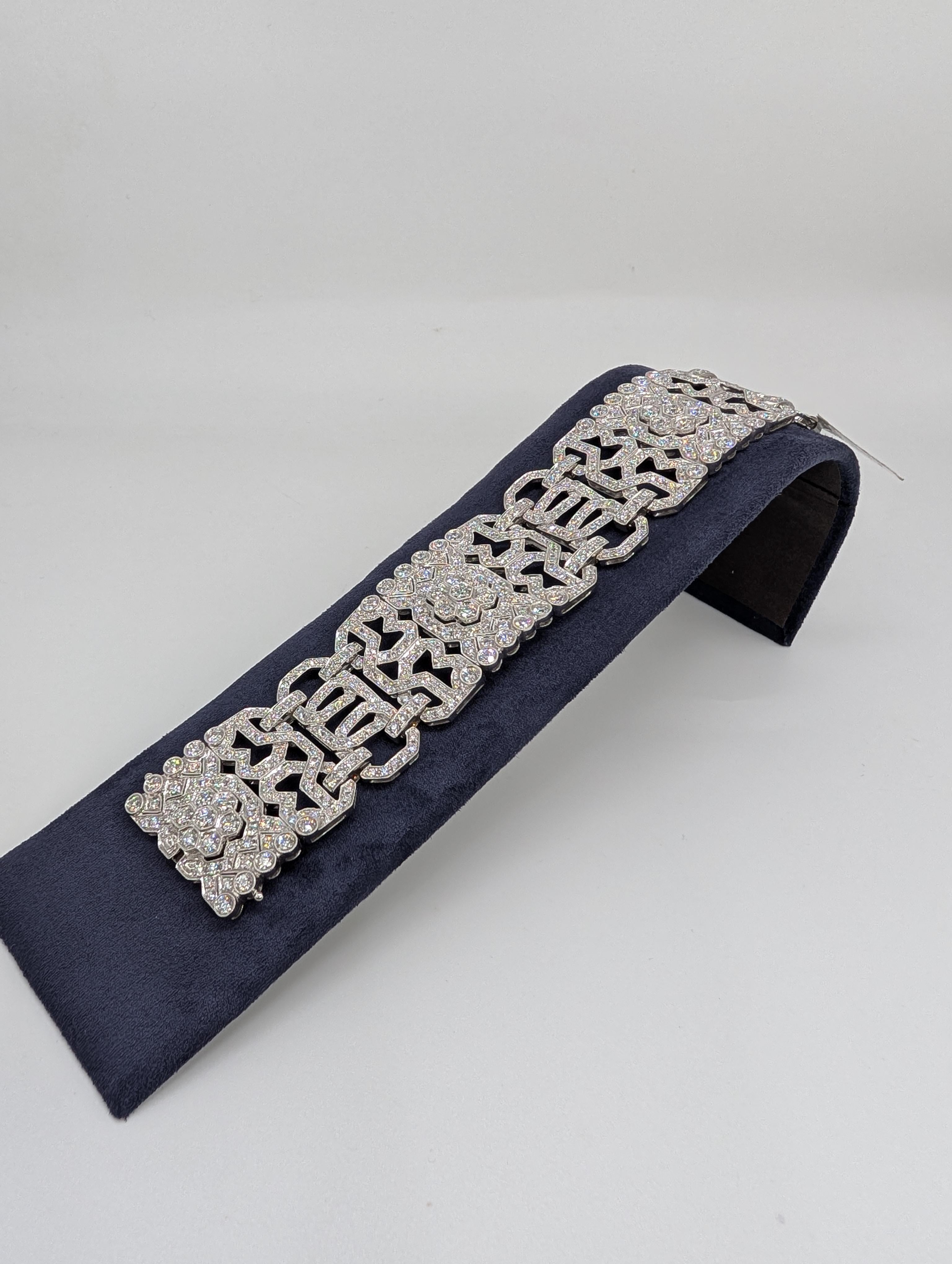 Bracciale largo in oro bianco 18K con diamanti taglio rotondo per un totale di 14,20 carati In condizioni Nuovo in vendita a New York, US