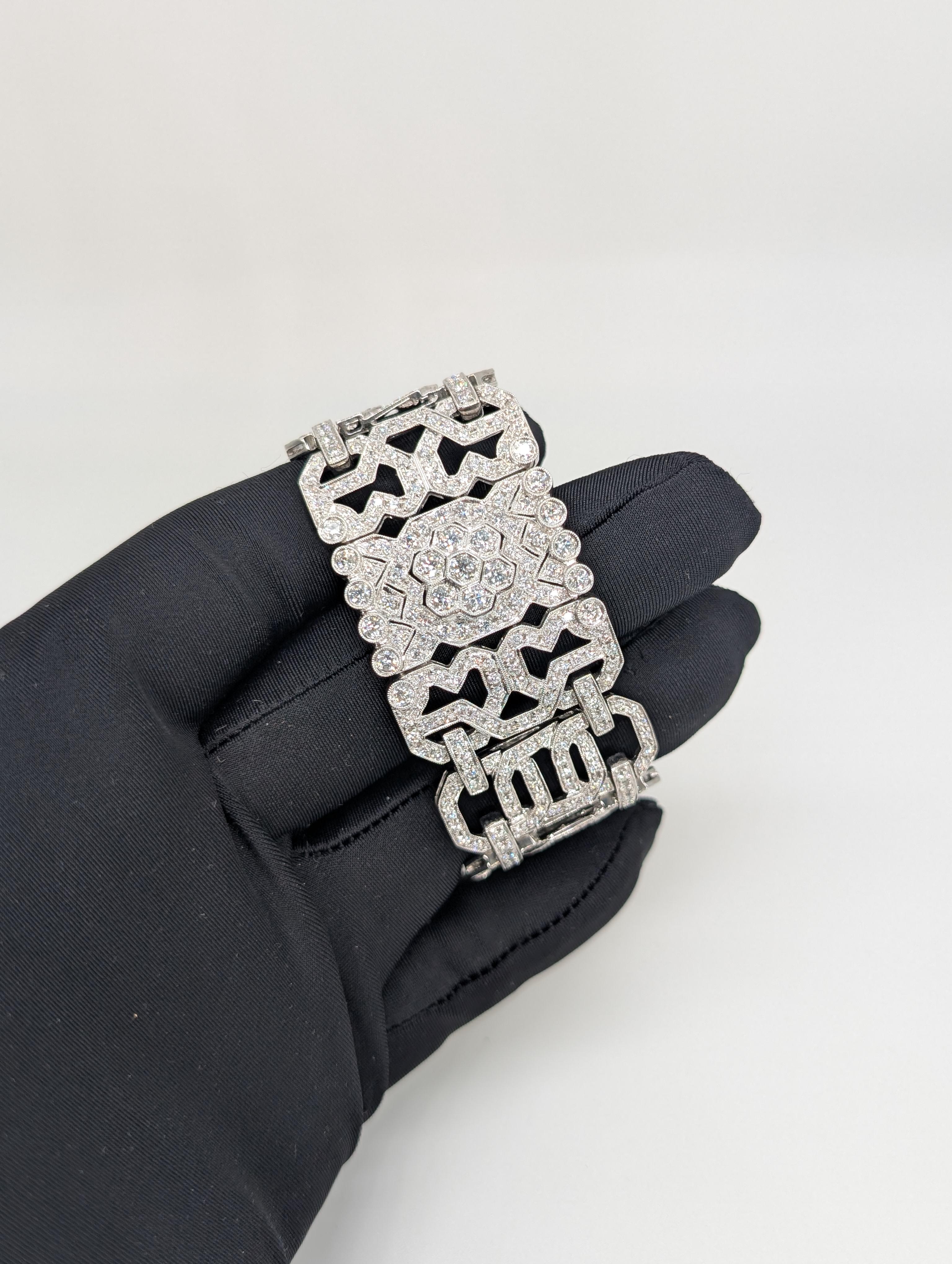 Donna Bracciale largo in oro bianco 18K con diamanti taglio rotondo per un totale di 14,20 carati in vendita