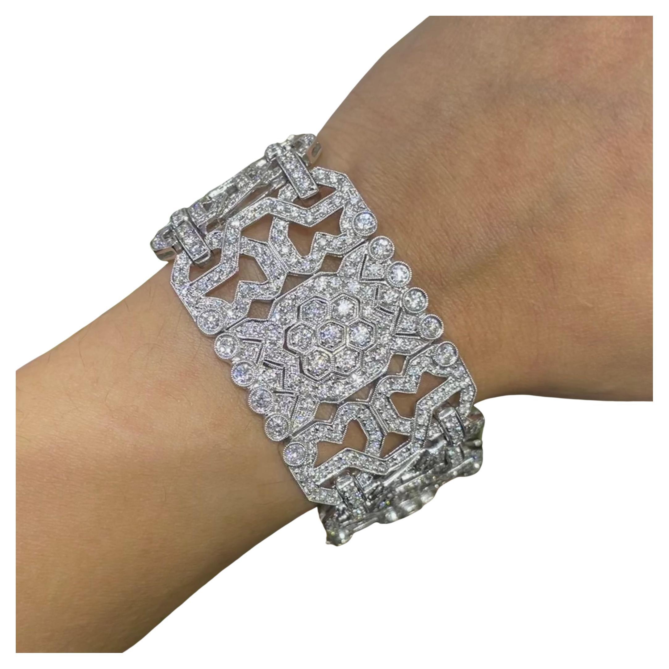 Bracelet large en or blanc 18 carats avec des diamants de taille ronde totalisant 14,20 carats