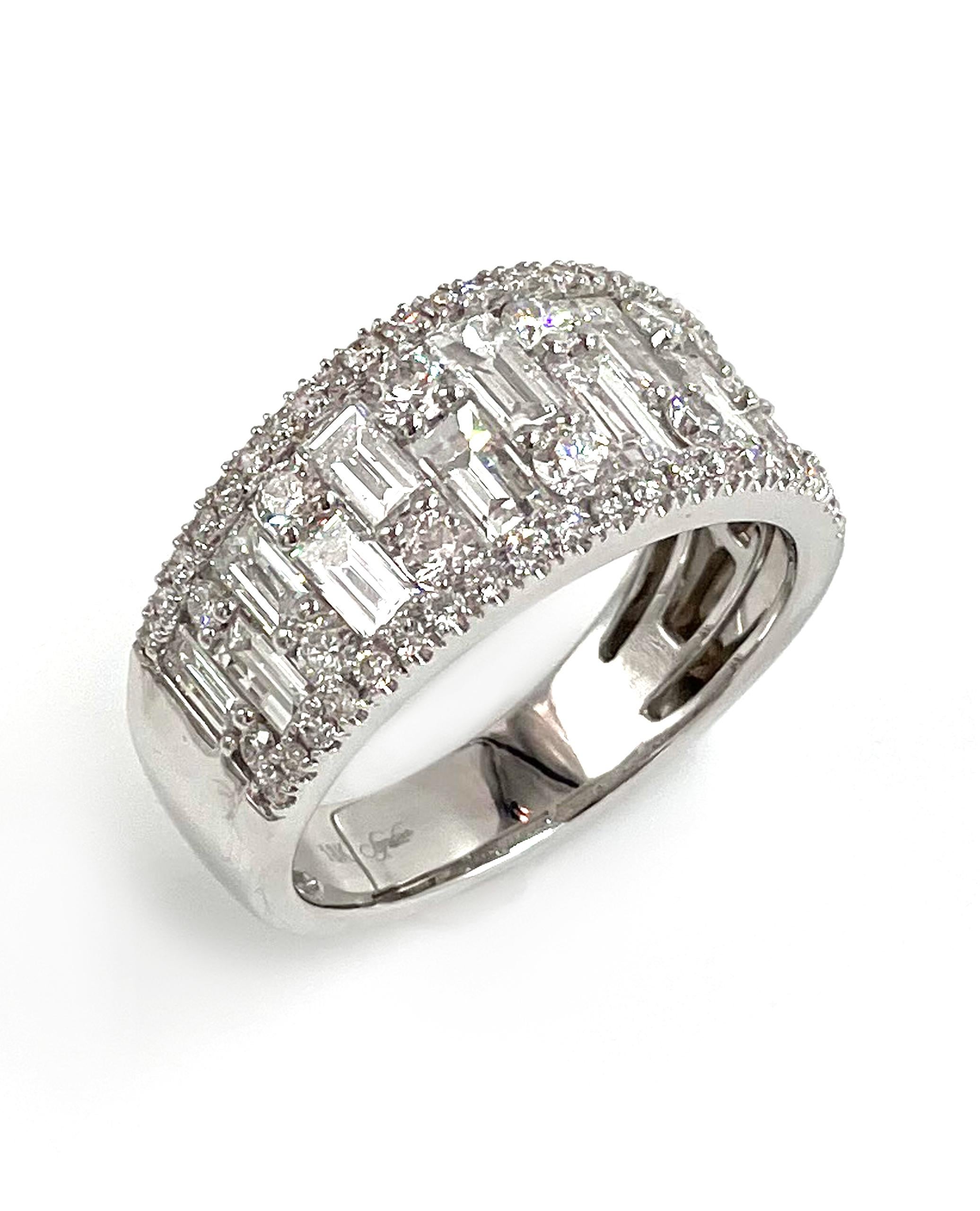 Ring aus 18 Karat Weißgold mit runden und Baguette-Diamanten von 2,23 Karat Gesamtgewicht. Farbe G/H, Reinheit VS2.

* Fingergröße: 7