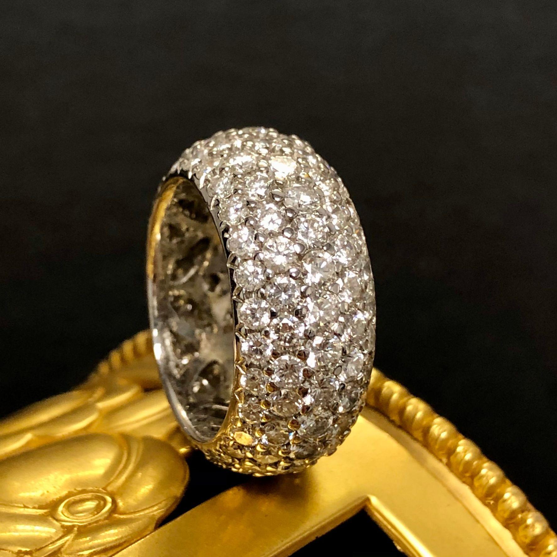 Bande large en or blanc 18K avec pavé de diamants Bon état - En vente à Winter Springs, FL