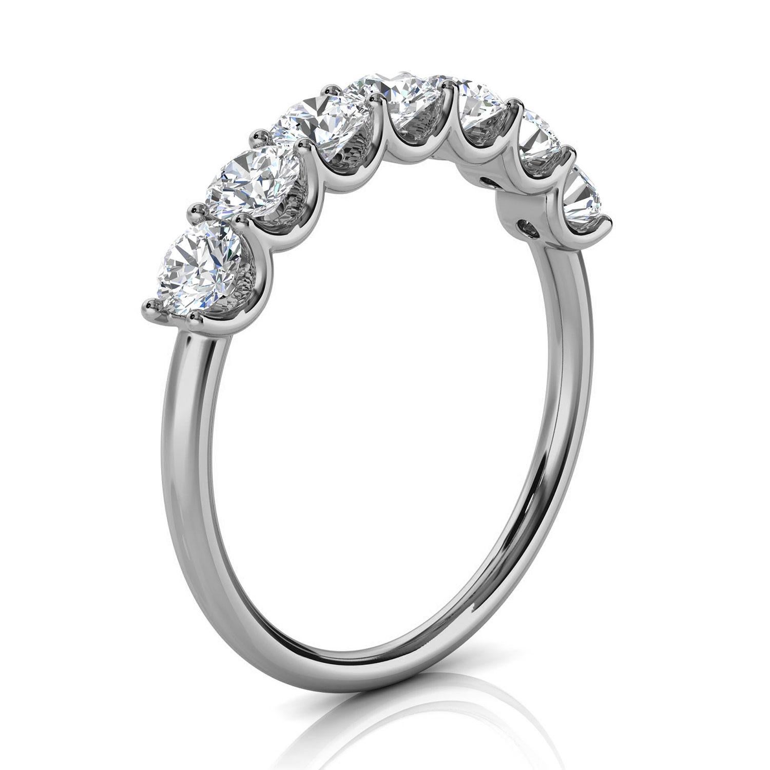 Diese Delicate Ring verfügt über sieben (7) schwimmende Brilliante runde Diamanten in 