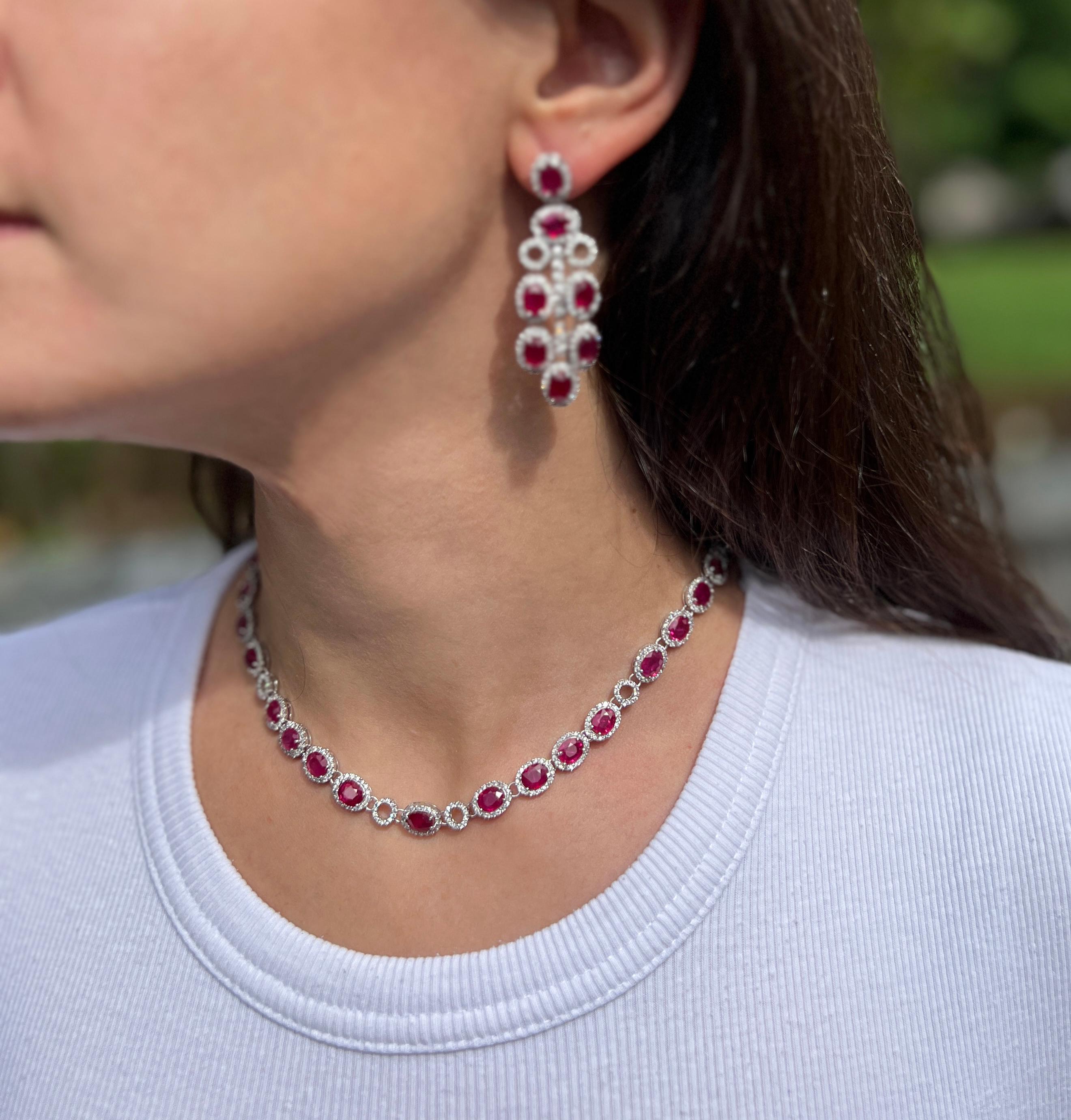 18k Weißgold mit erstaunlichem Rubin und weißem Diamant Timeless Choker Halskette (Moderne) im Angebot
