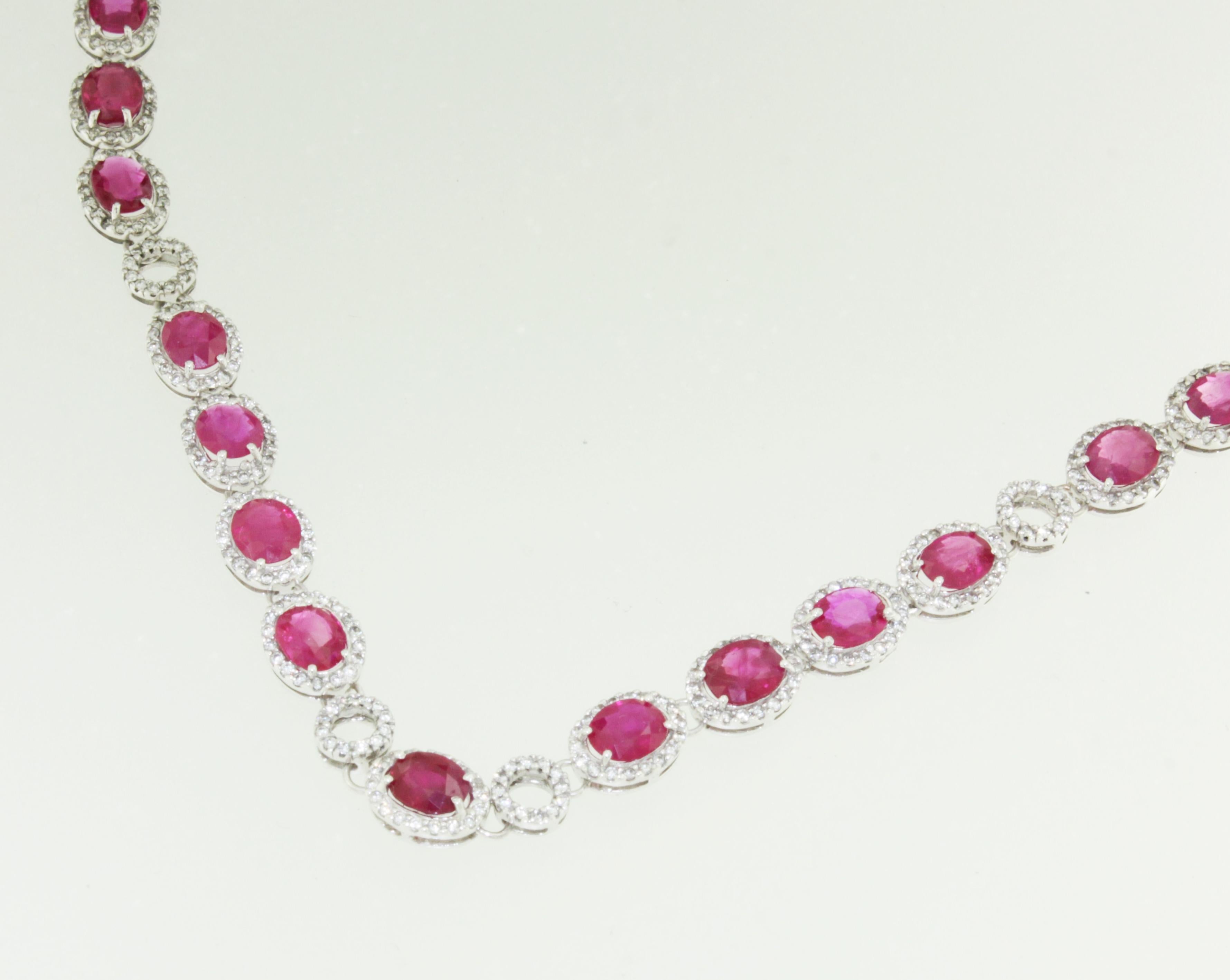 18k Weißgold mit erstaunlichem Rubin und weißem Diamant Timeless Choker Halskette (Ovalschliff) im Angebot