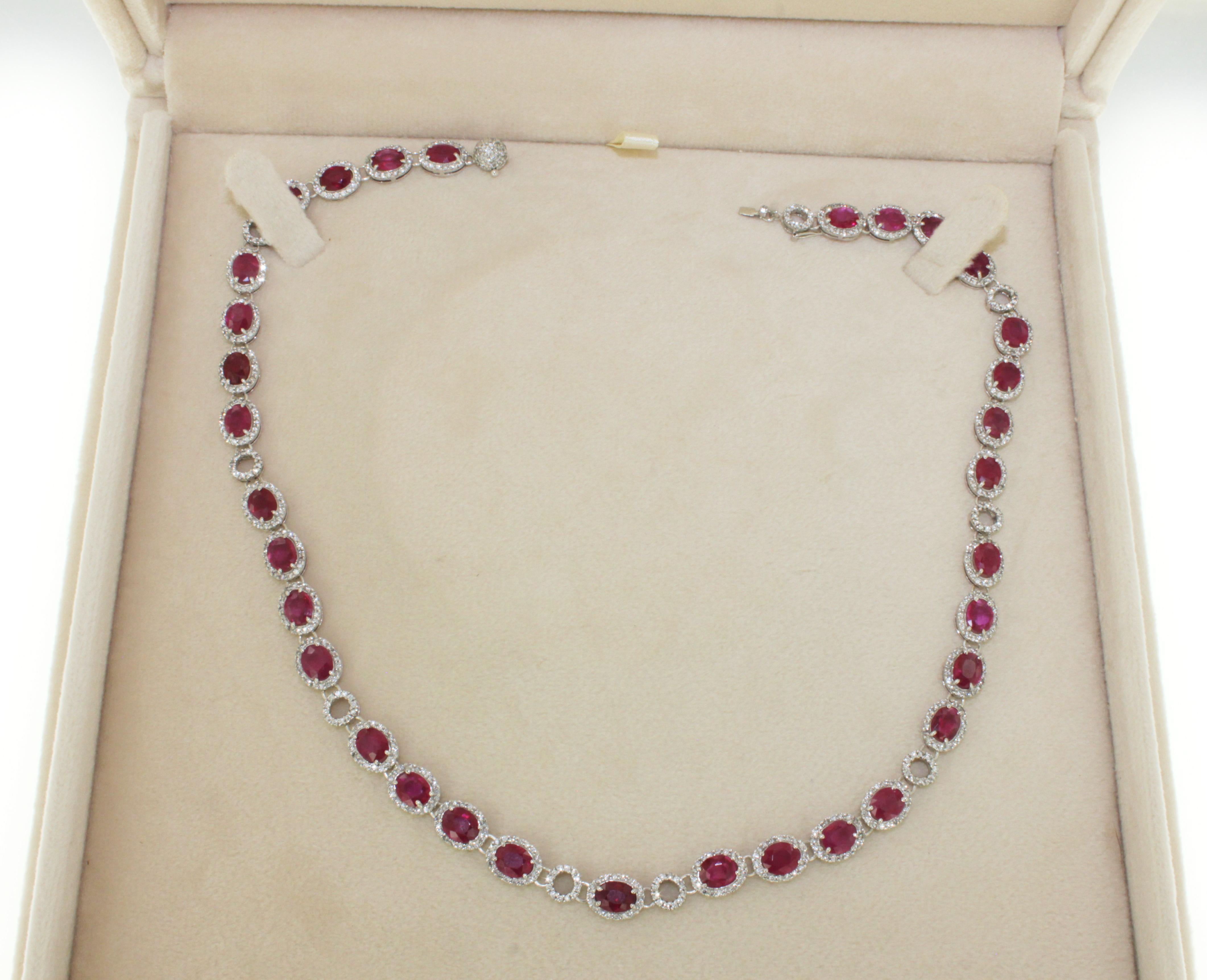 18k Weißgold mit erstaunlichem Rubin und weißem Diamant Timeless Choker Halskette im Zustand „Neu“ im Angebot in GALLARATE, IT