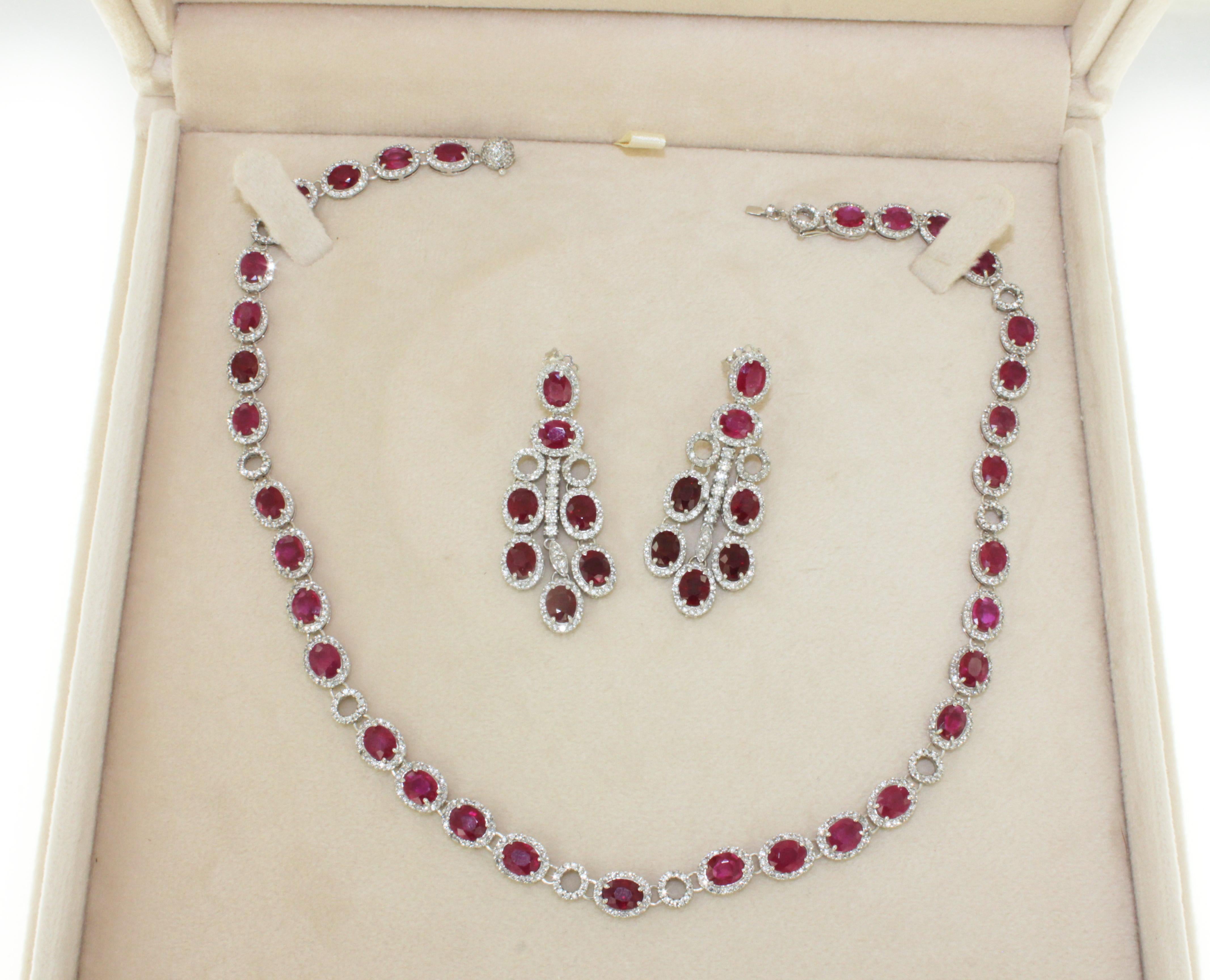 18k Weißgold mit erstaunlichem Rubin und weißem Diamant Timeless Choker Halskette im Angebot 1