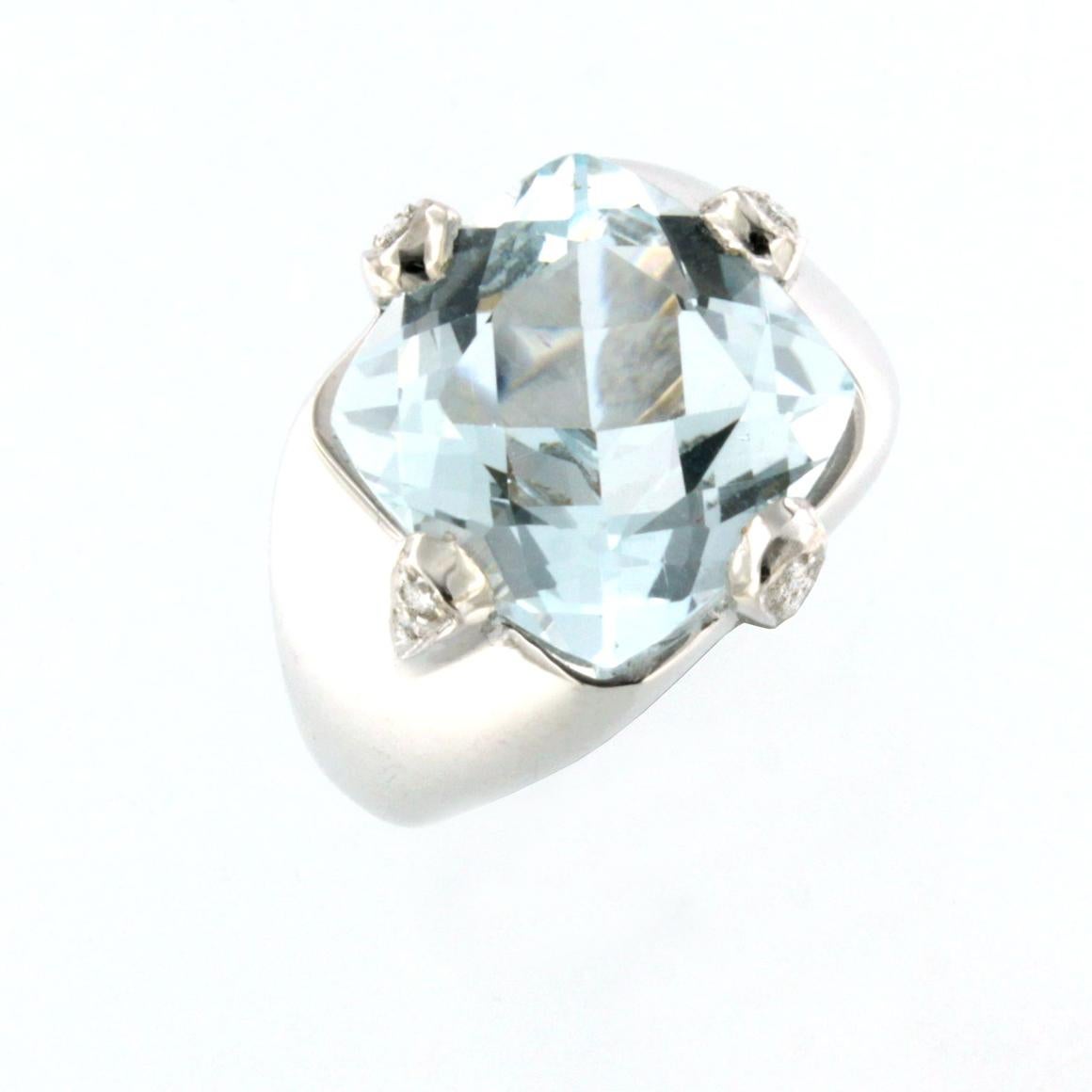 Modern 18k White Gold with Aquamarine and White Diamonds Ring For Sale