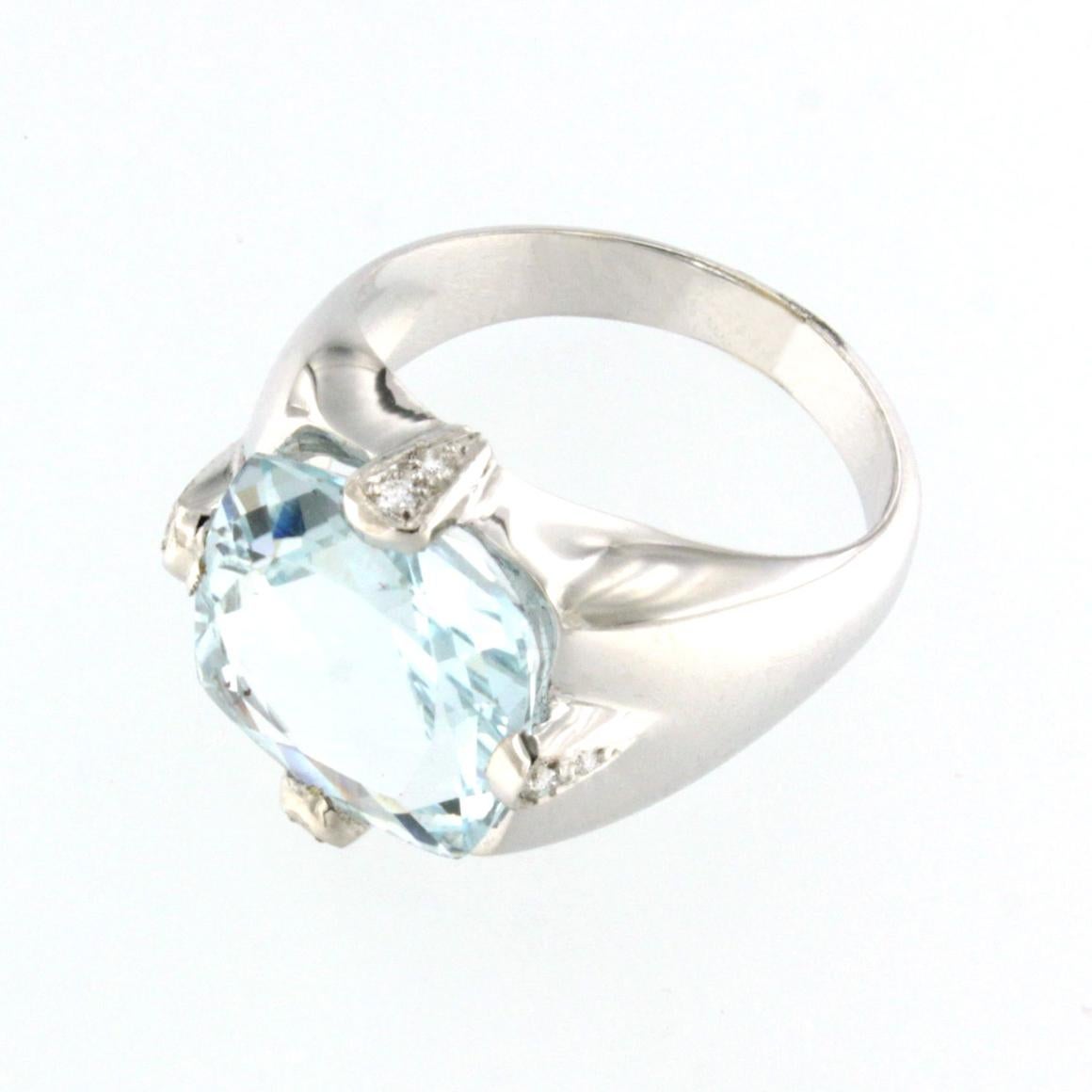 Square Cut 18k White Gold with Aquamarine and White Diamonds Ring For Sale