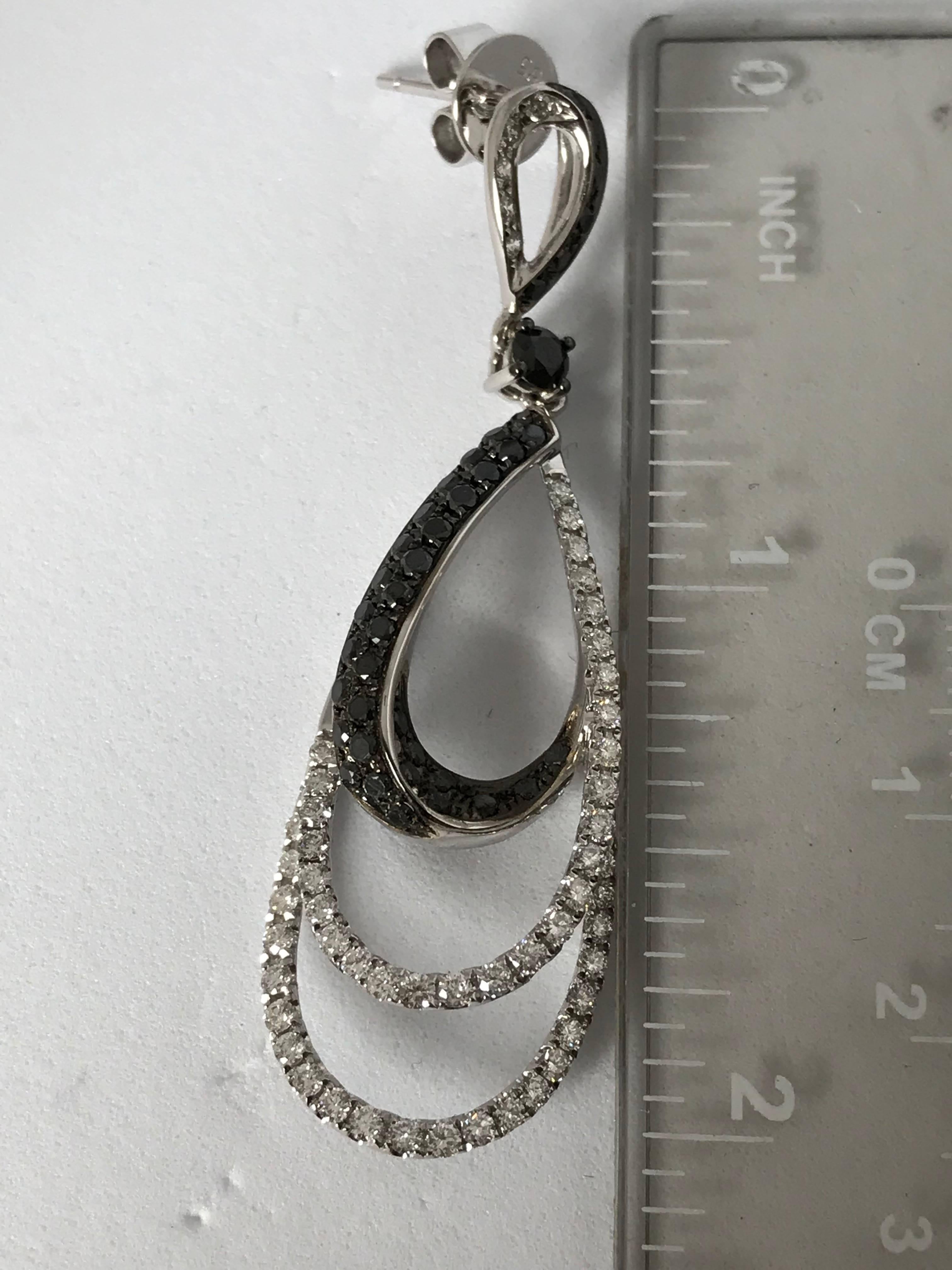 18k White Gold with black and white Diamond Twisted Earring In New Condition For Sale In New York, NY