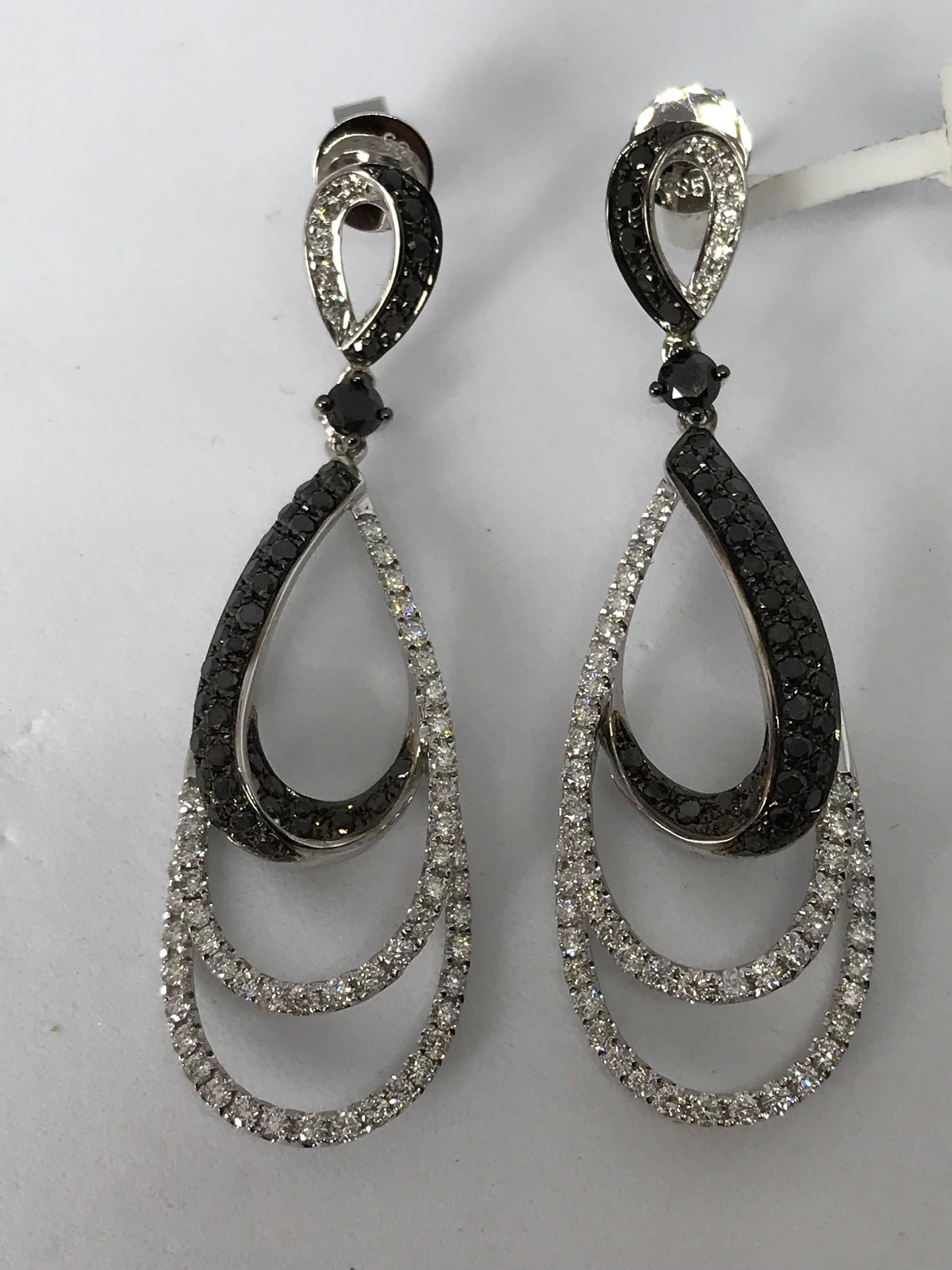 Women's 18k White Gold with black and white Diamond Twisted Earring For Sale