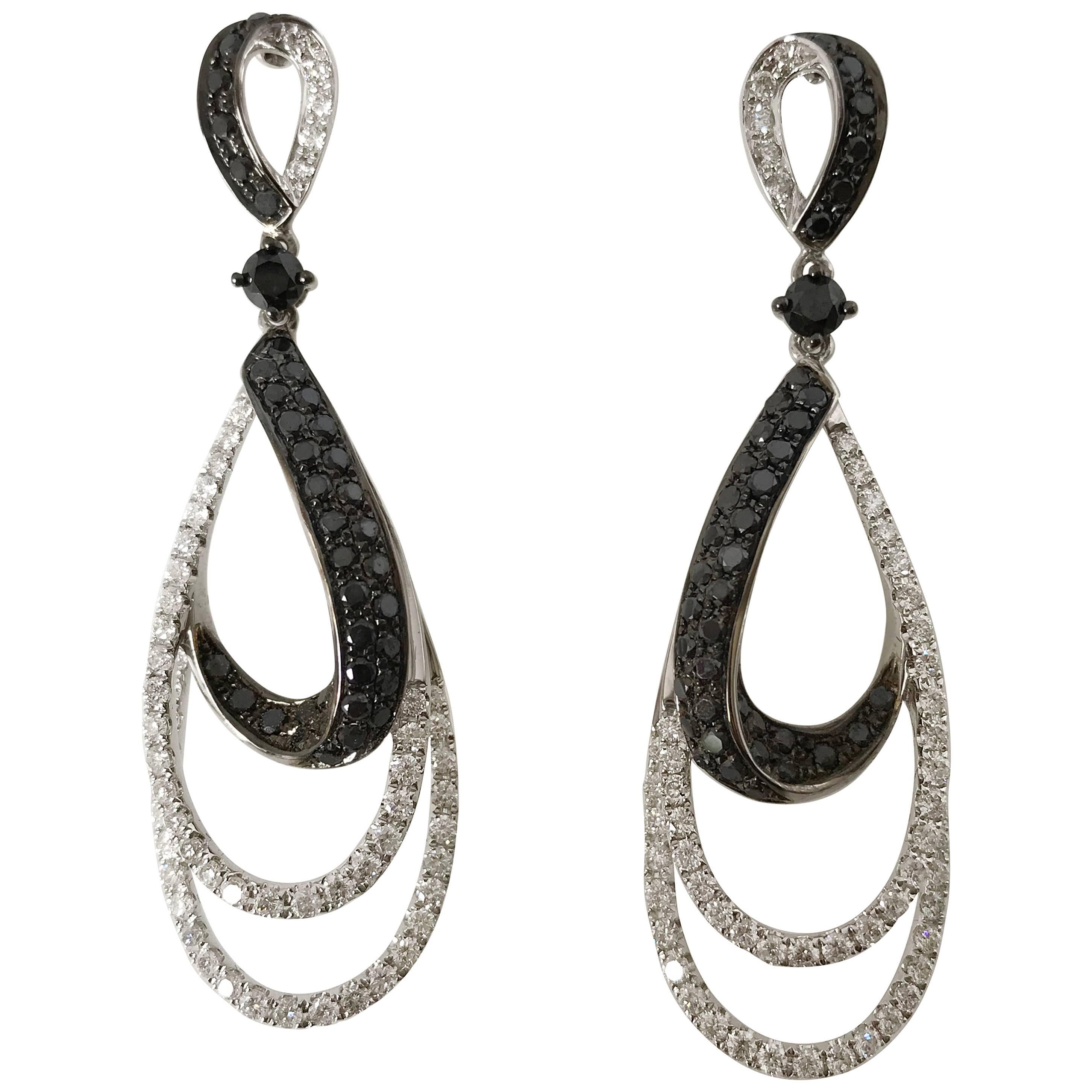 18k White Gold with black and white Diamond Twisted Earring For Sale