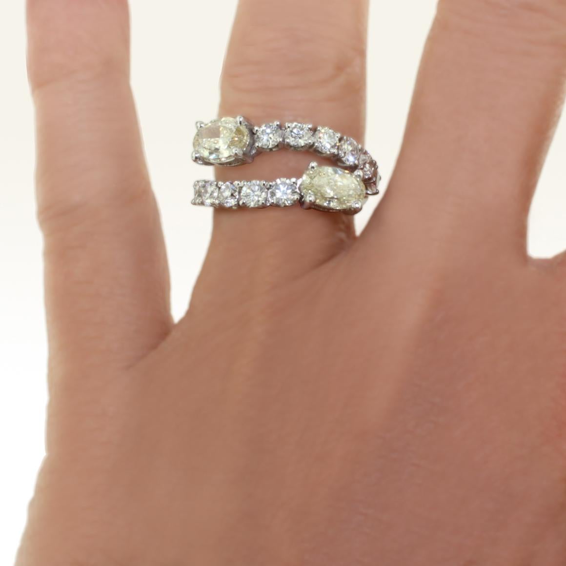 18 Karat White Gold with White Diamonds and Yellow Diamond Amazing Modern Ring For Sale 2