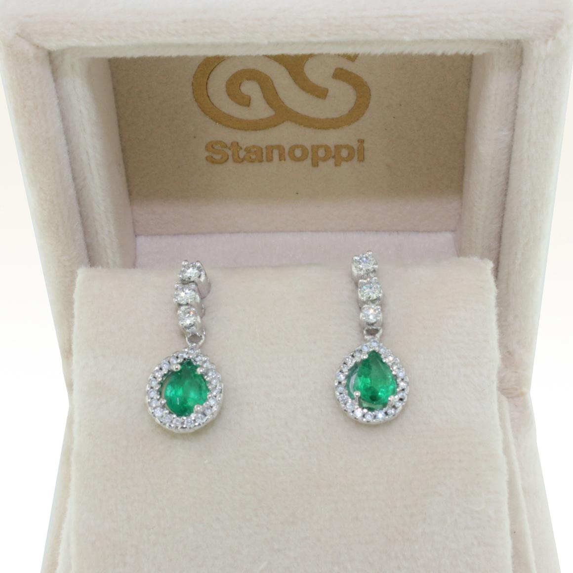 18k White Gold with Emerald and White Diamonds Earrings For Sale 1
