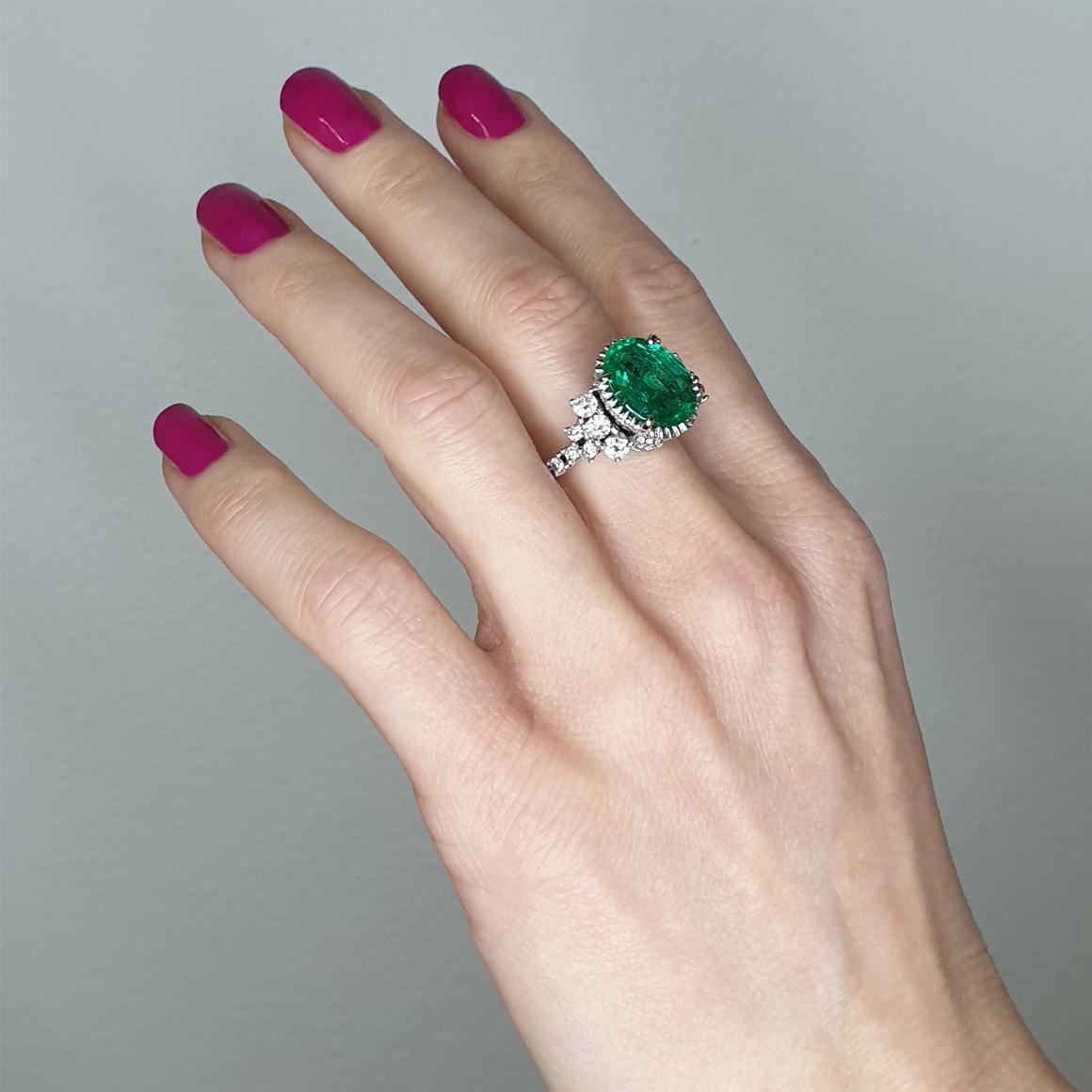 Verlobungsring aus 18 Karat Weißgold mit Smaragd und weißen Diamanten mit Zertifikat im Angebot 4