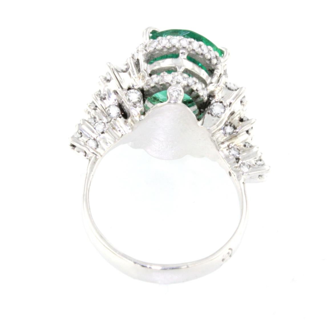18k White Gold with Certificate Emerald and White Diamonds Engagement Ring In New Condition For Sale In GALLARATE, IT