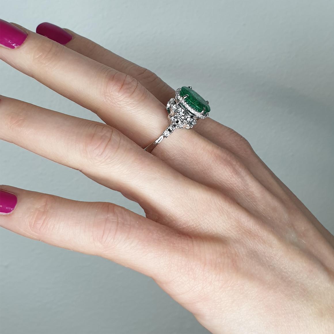 18k White Gold with Certificate Emerald and White Diamonds Engagement Ring For Sale 2