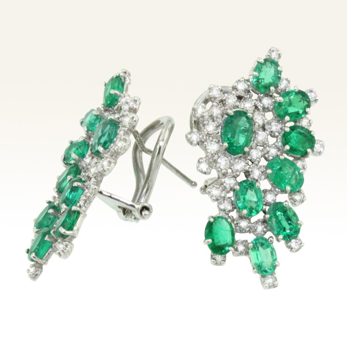 18 Karat Weißgold mit grünen Smaragden und weißen Diamanten Erstaunliche elegante Ohrringe (Moderne) im Angebot