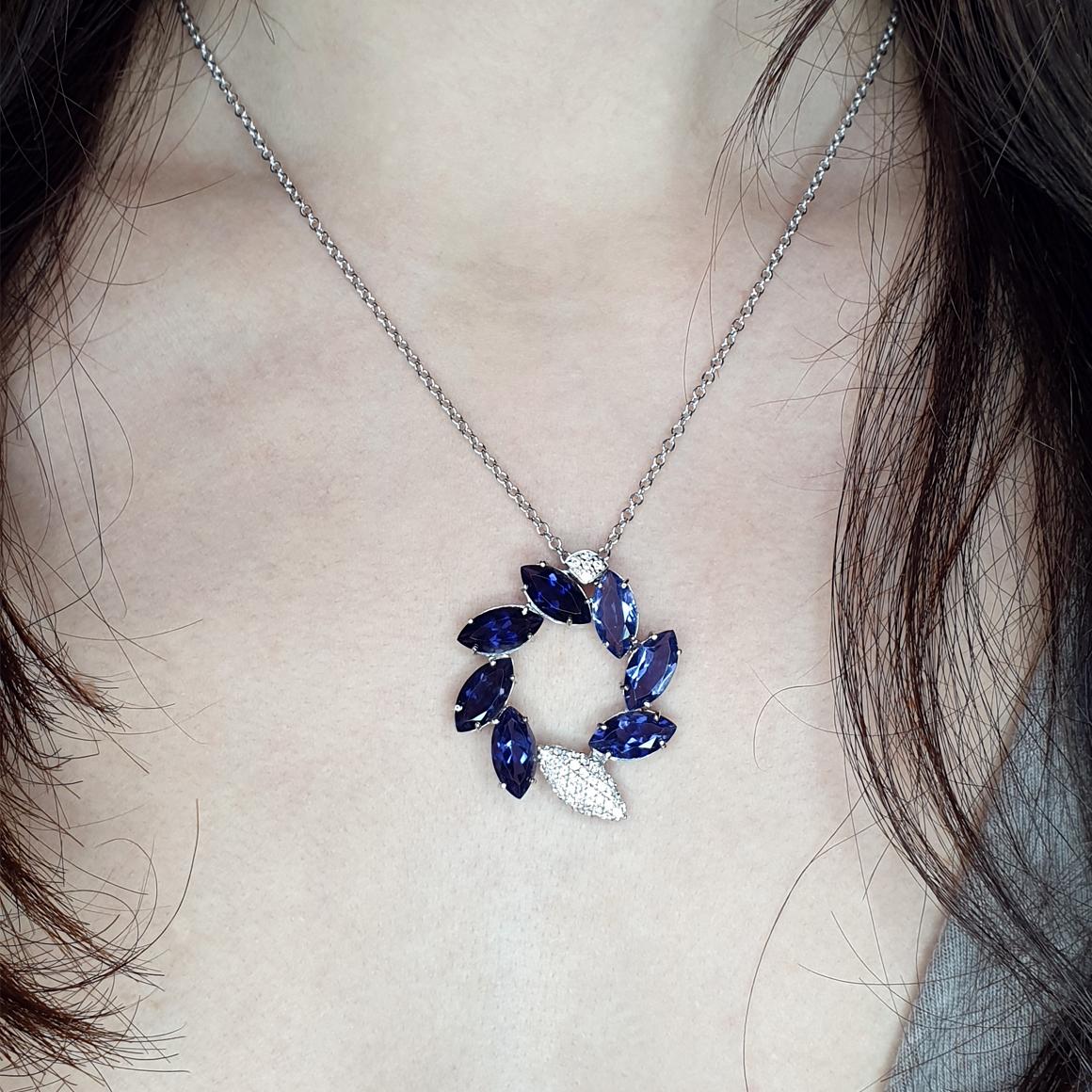 Sonnenblumen sind Symbole für Sonne und Glück. Es lässt sich von modernen Formen und der Nature inspirieren
Halskette bestehend aus einem Anhänger mit Kette aus 18k Weißgold mit Iolith (Marquise-Schliff, Größe: 6x12 mm) und weißen Diamanten cts 0,40