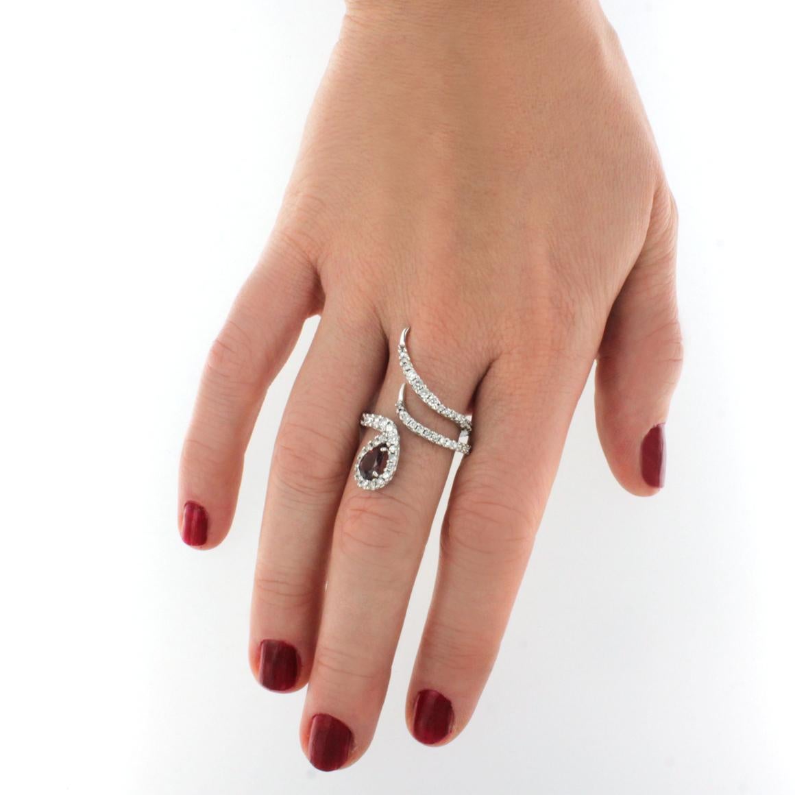 Elegancia atemporal  Anillo muy bonito que acaricia tu mano. Fabricado en Italia por Stanoppi Jewellery desde 1948.
Anillo de oro blanco de 18 quilates con Turmalina rosa (talla gota, tamaño: 5x7 mm) y Diamantes blancos cts1,44 color VS G/H. 